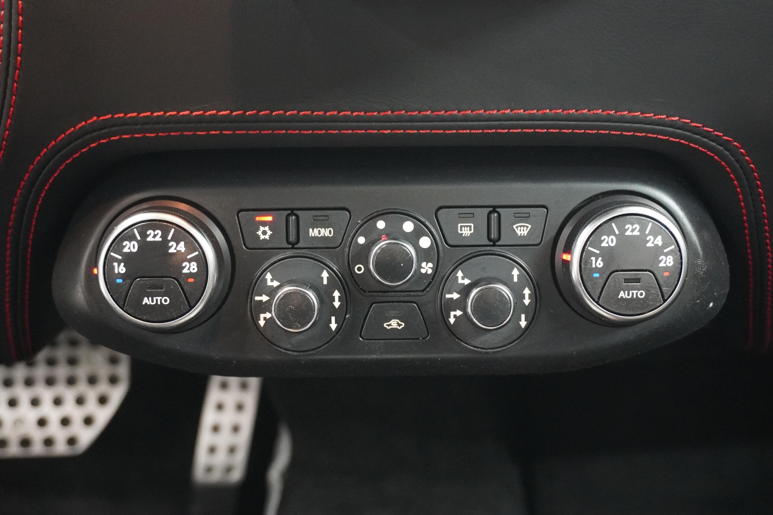 2013 Ferrari 458 Italia F1 DCT — Photo 12 / 17