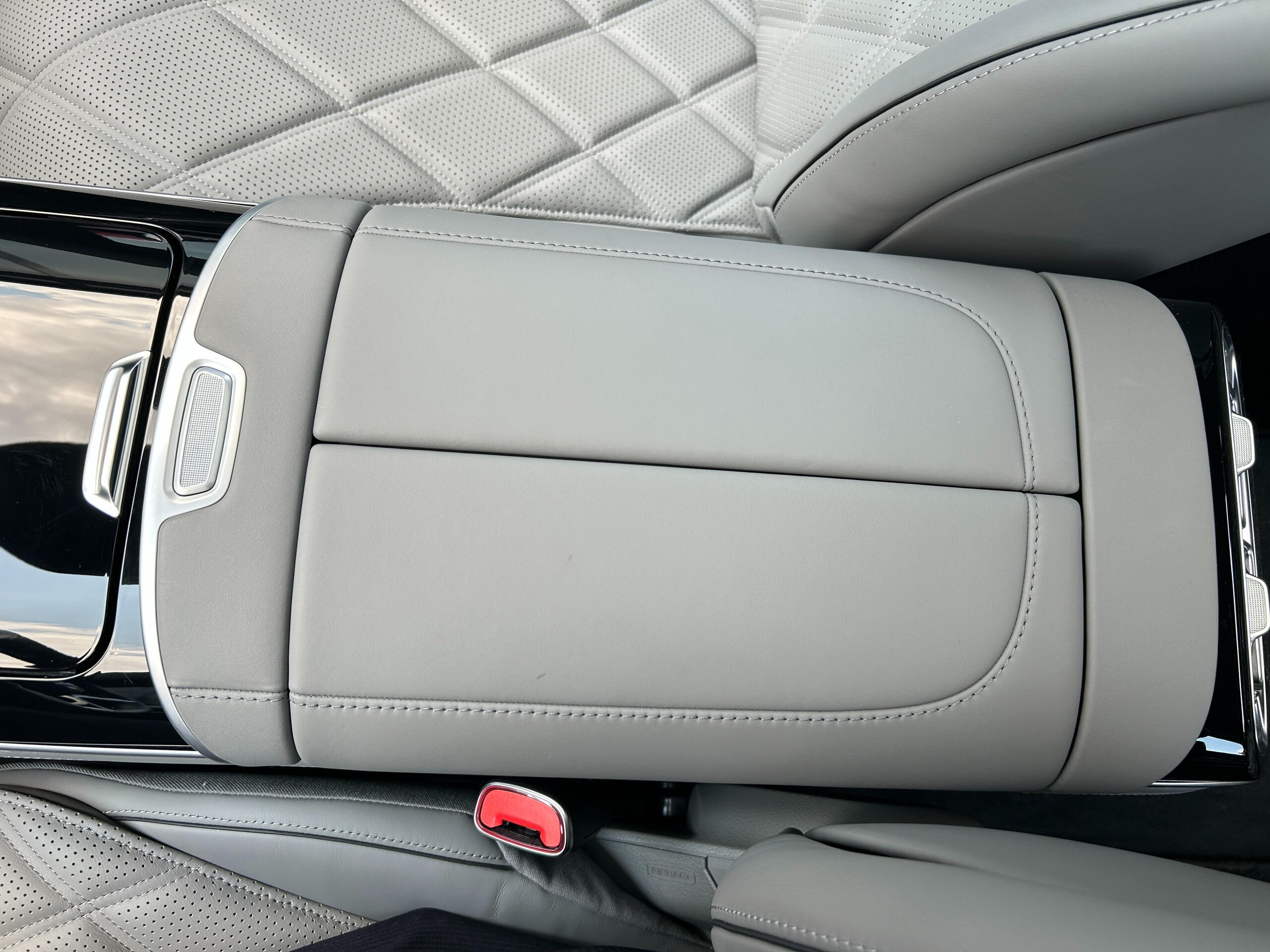 2025 Mercedes Benz Maybach S680 — Photo 30 / 40