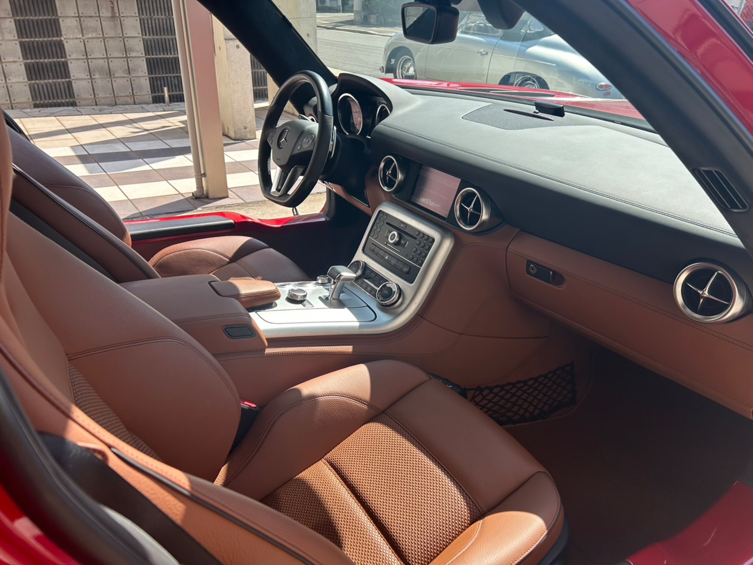 2010 Mercedes Benz SLS AMG — Photo 9 / 13