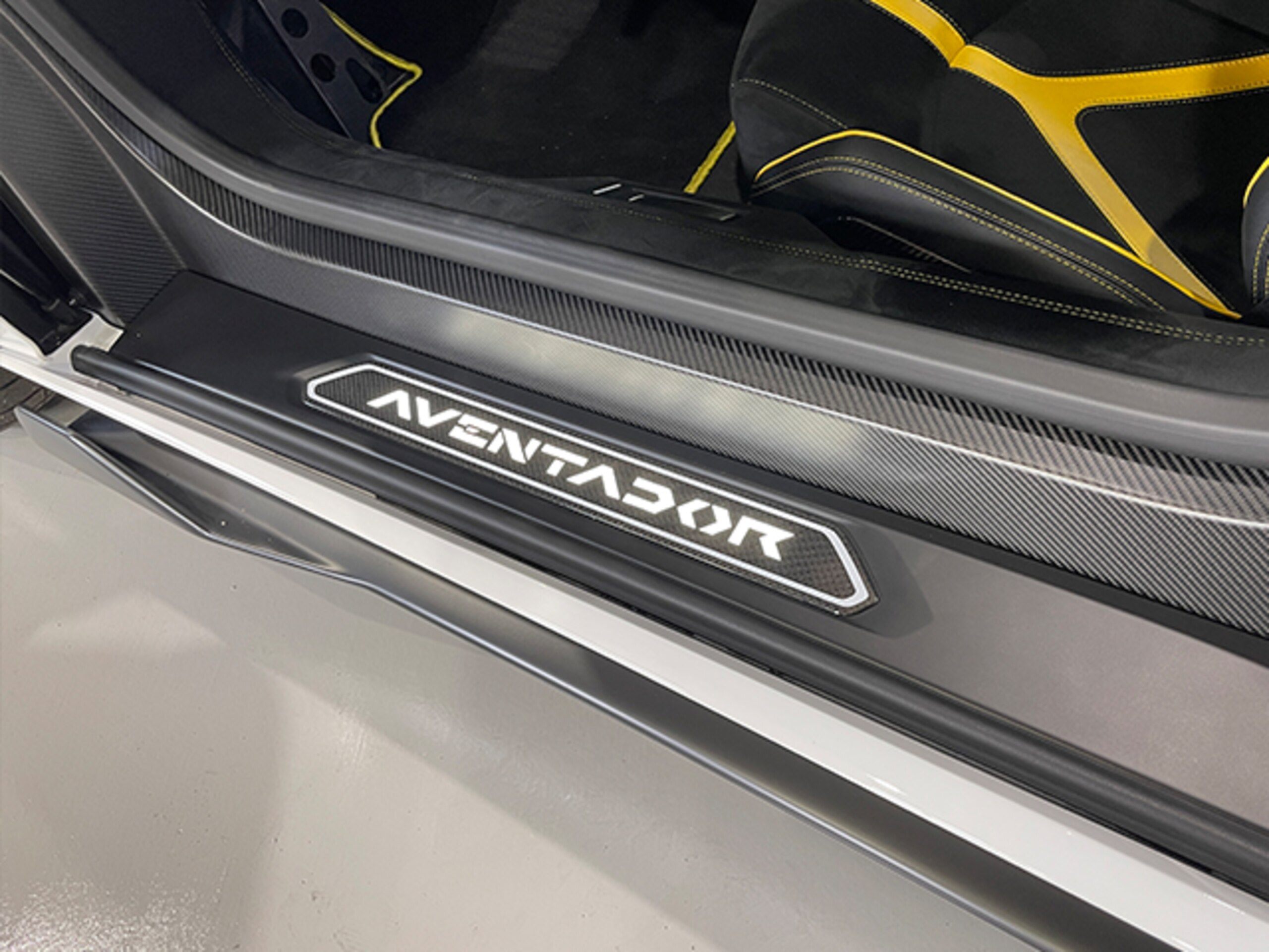 2019 Lamborghini Aventador SVJ — Photo 18 / 22