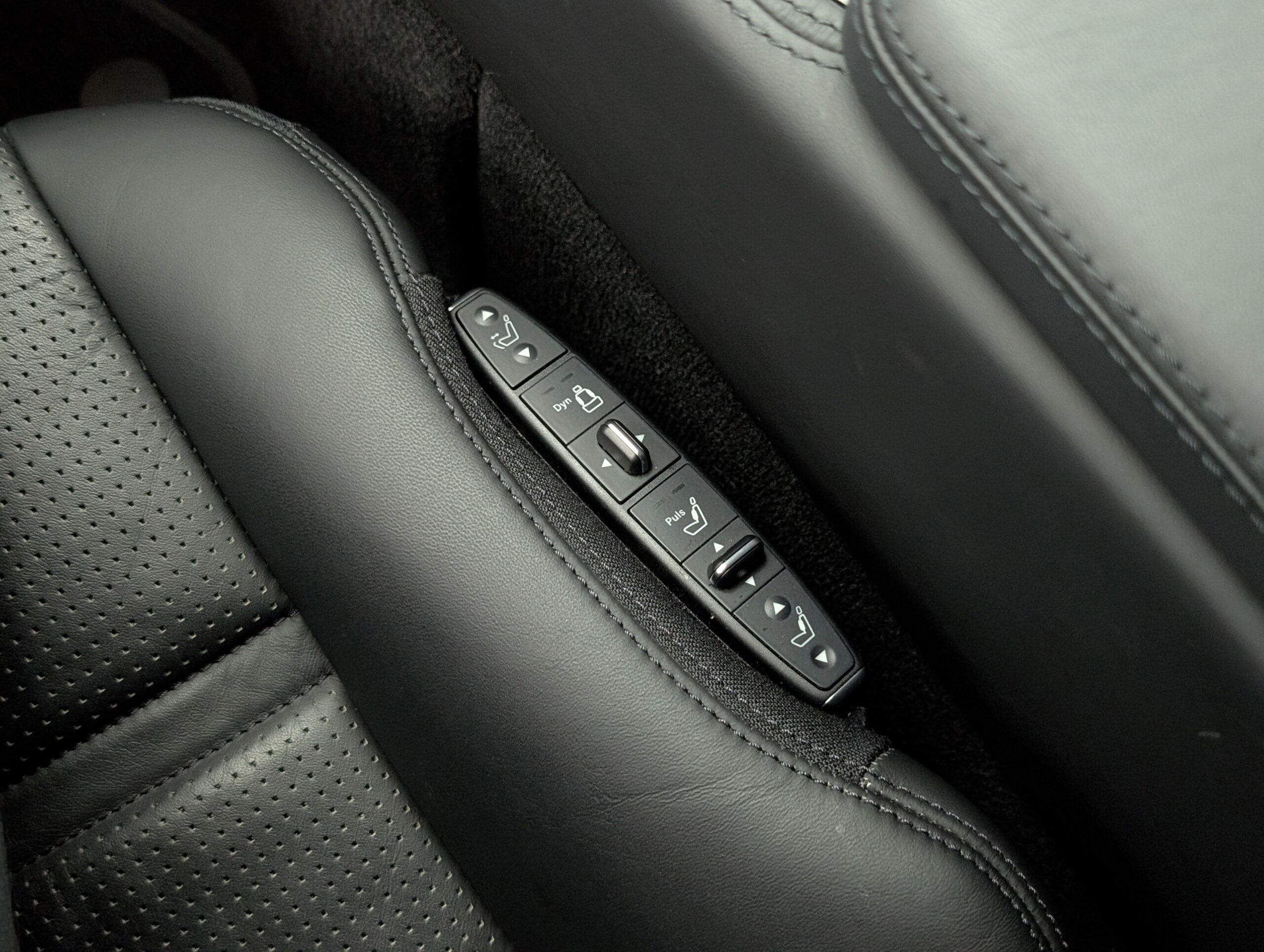 2012 Mercedes Benz CLS63 AMG — Photo 31 / 38