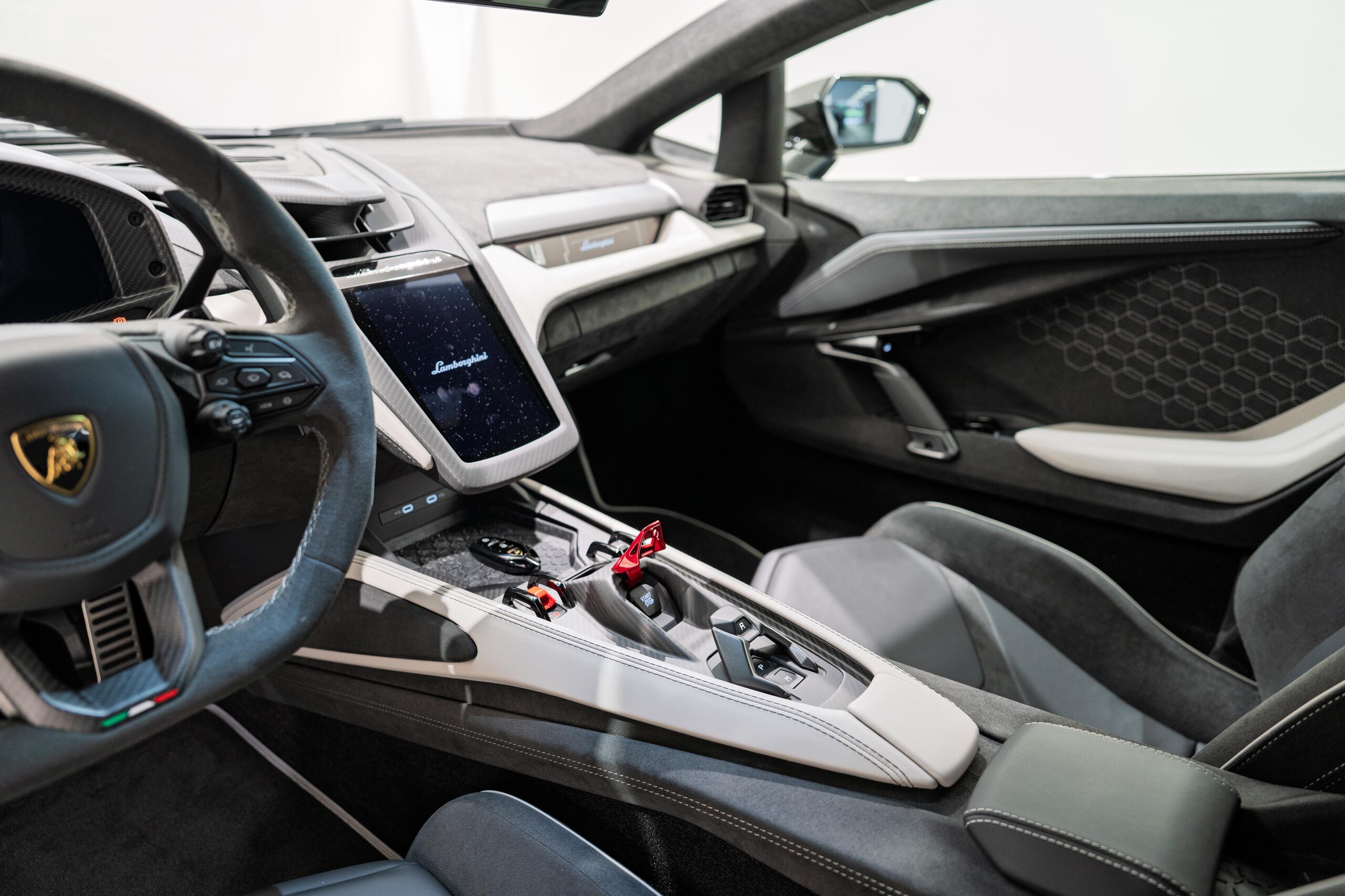 2024 Lamborghini Revuelto — Photo 24 / 31