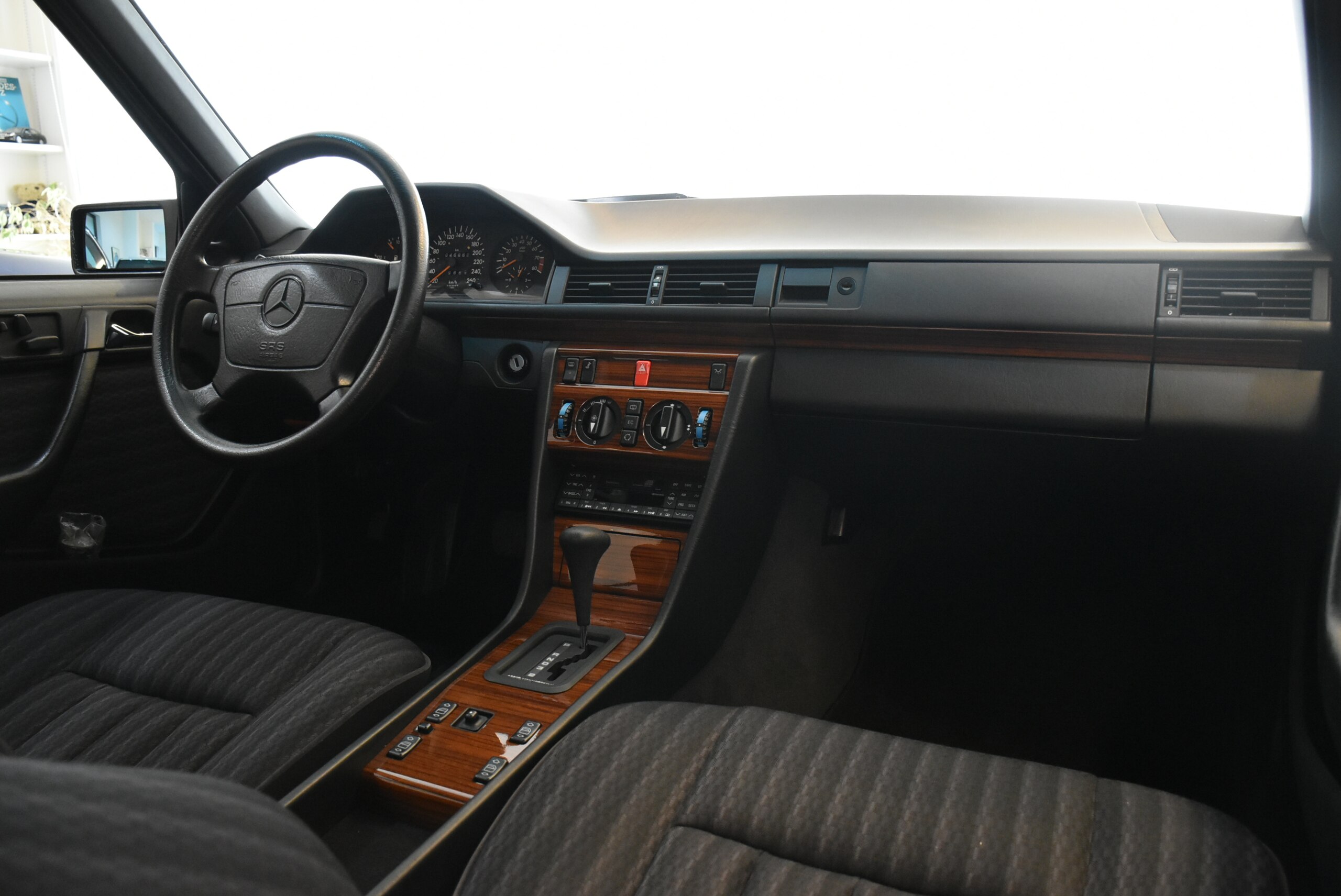 1992 Mercedes Benz 300E-24 — Photo 7 / 19