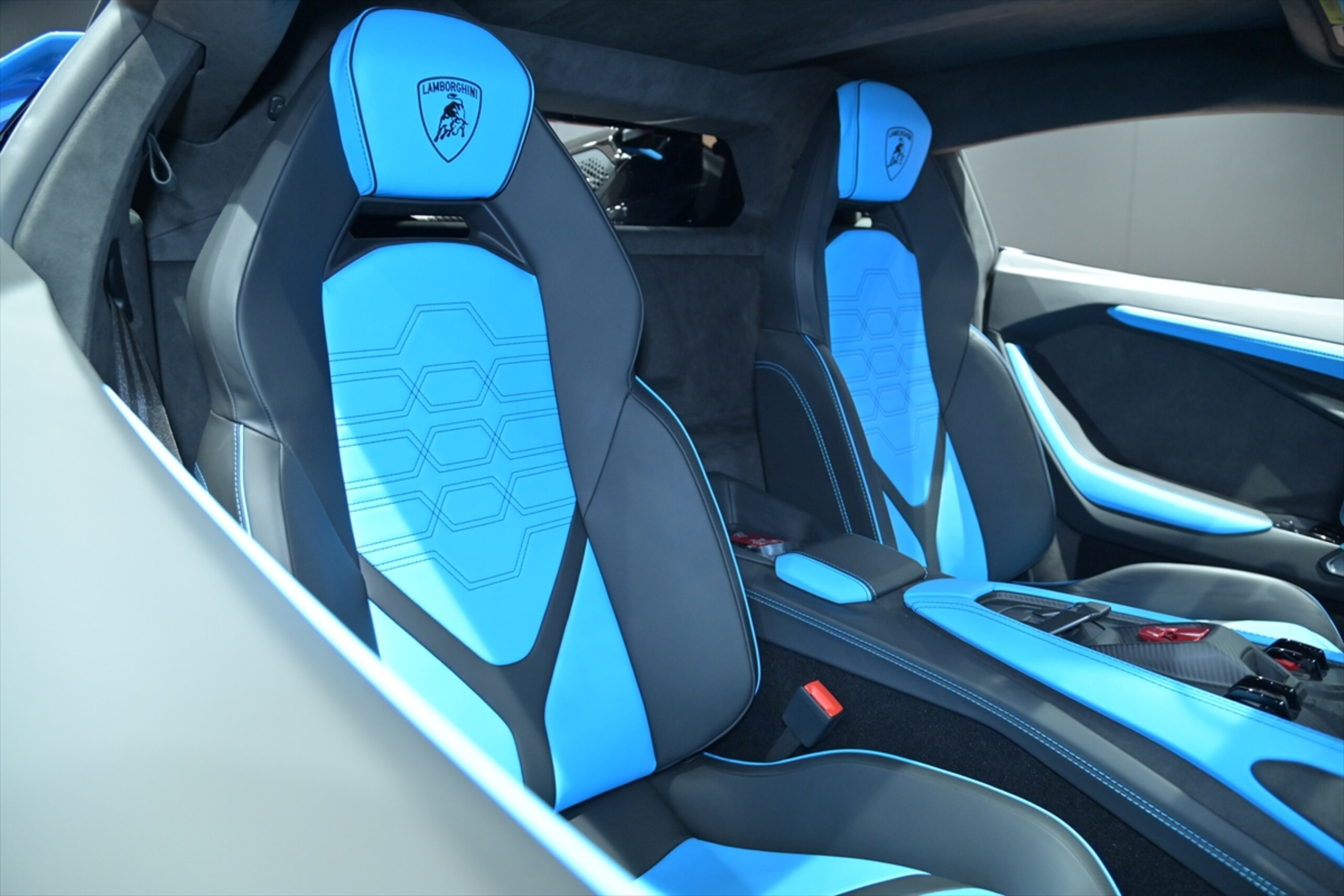 2024 Lamborghini Revuelto — Photo 13 / 21