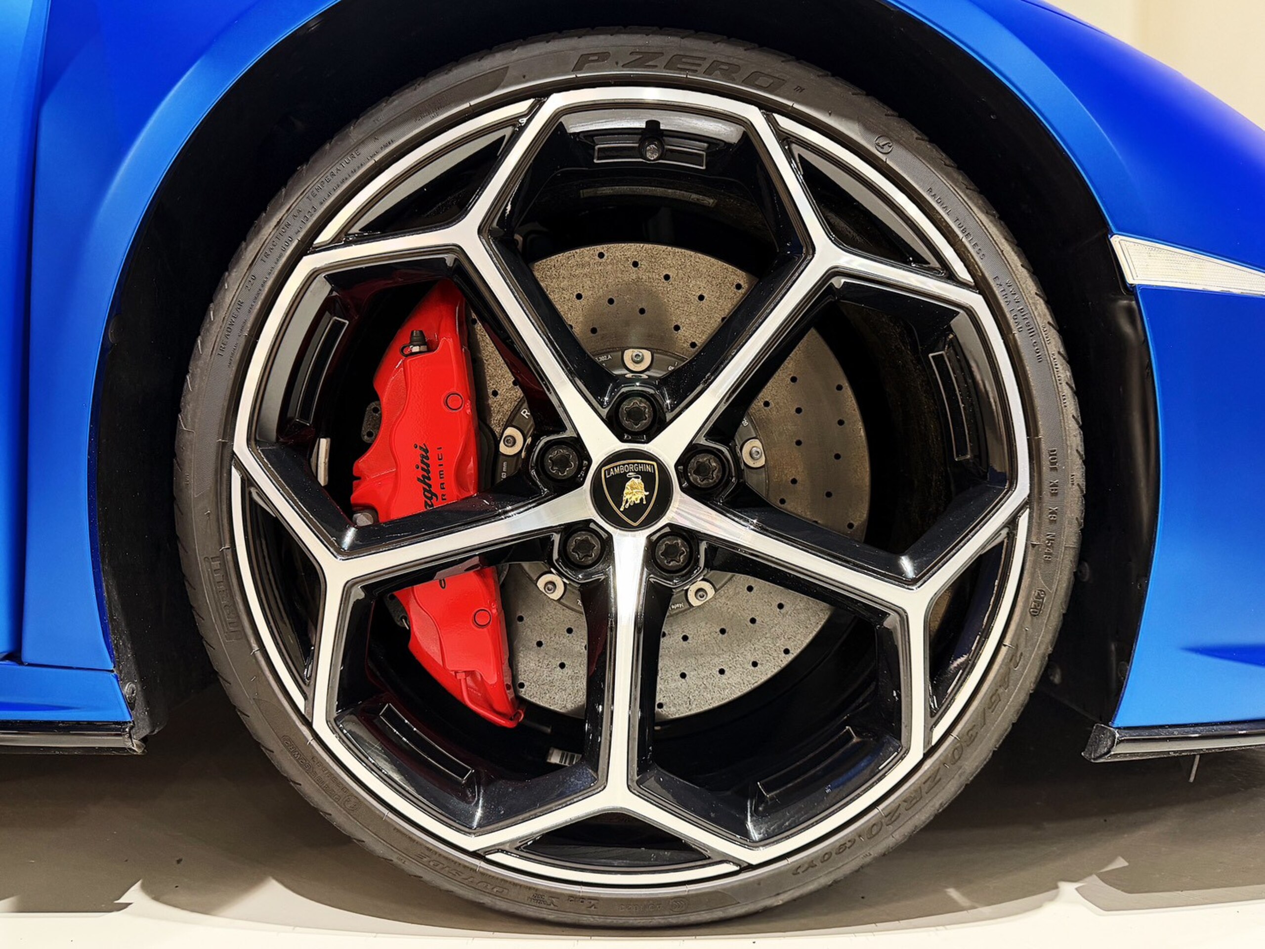 2021 Lamborghini Huracán EVO Spyder — Photo 16 / 20
