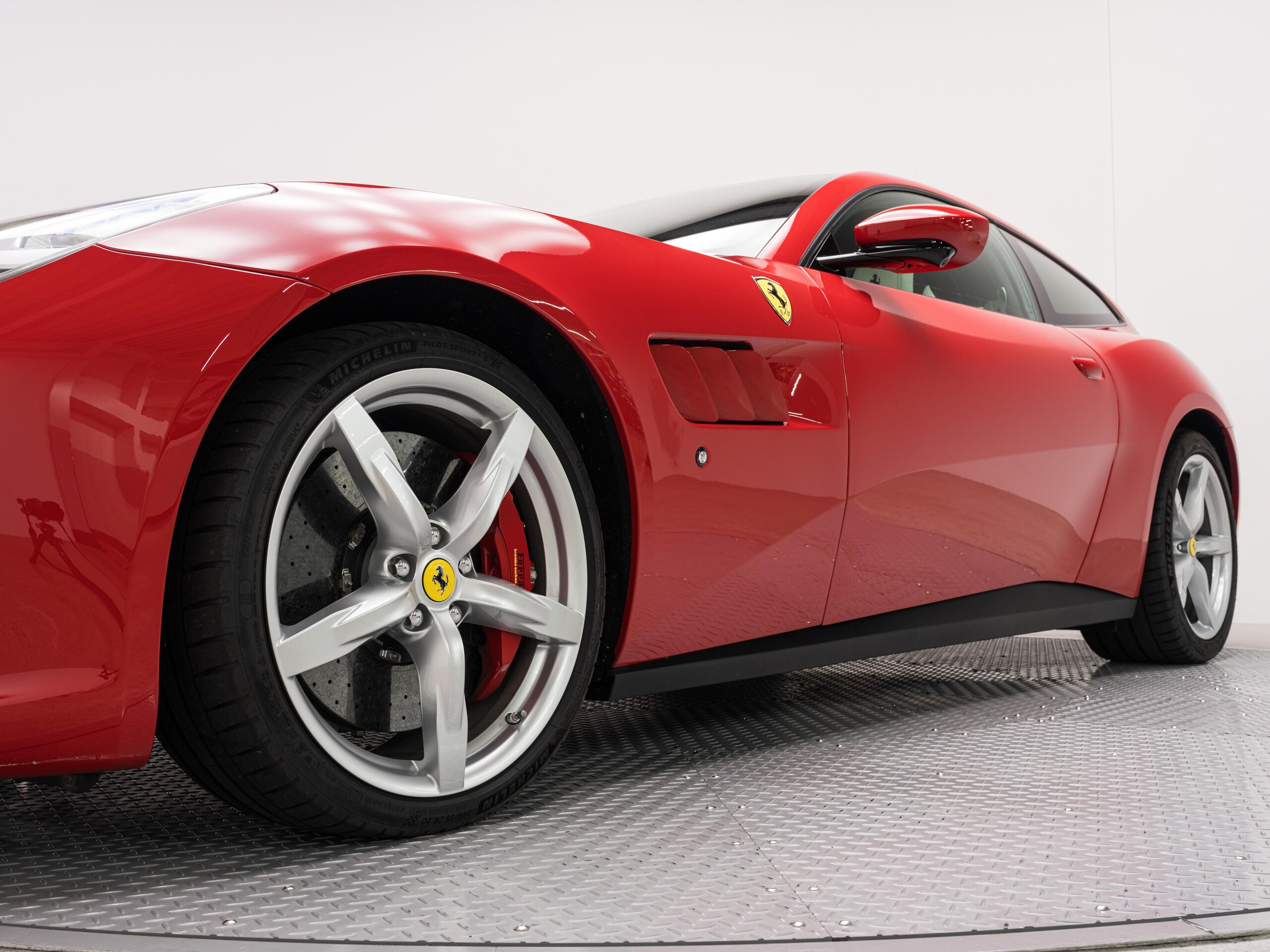 2020 Ferrari GTC4Lusso — Photo 20 / 29