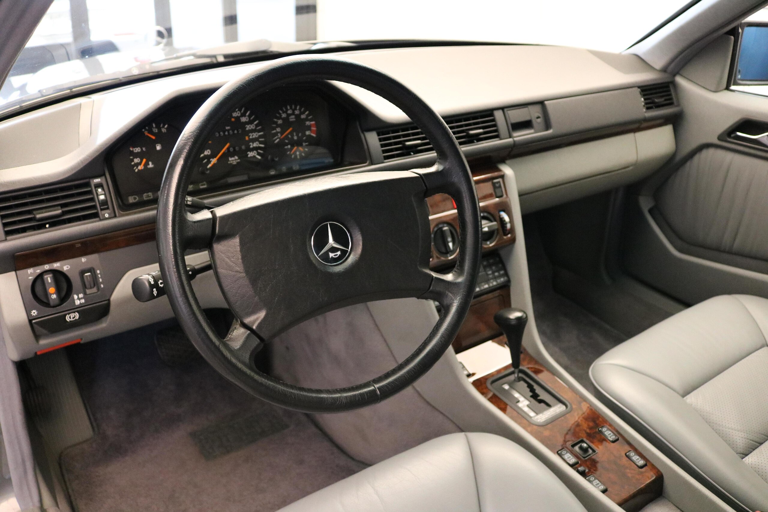 1991 Mercedes Benz 300CE-24 — Photo 9 / 19