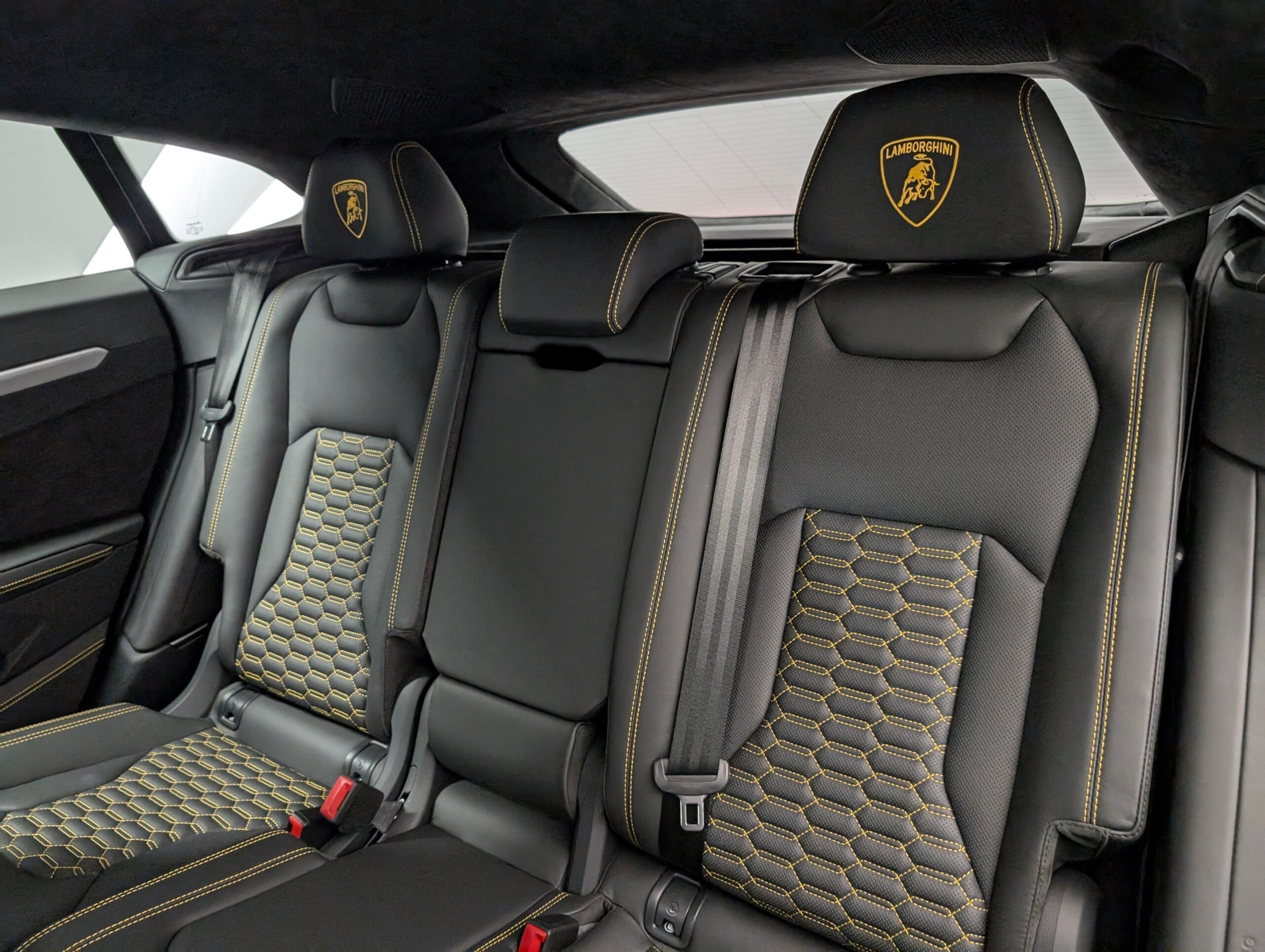 2019 Lamborghini Urus — Photo 15 / 21
