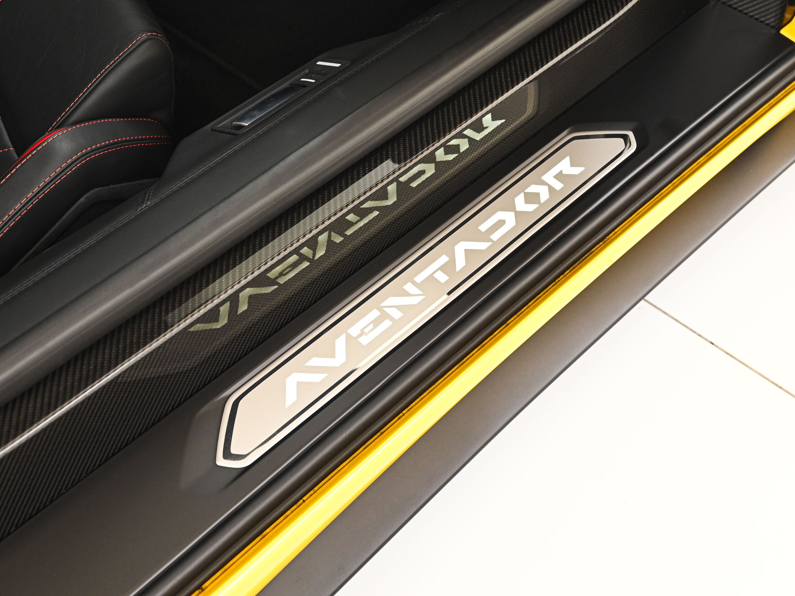 2017 Lamborghini Aventador S — Photo 10 / 19