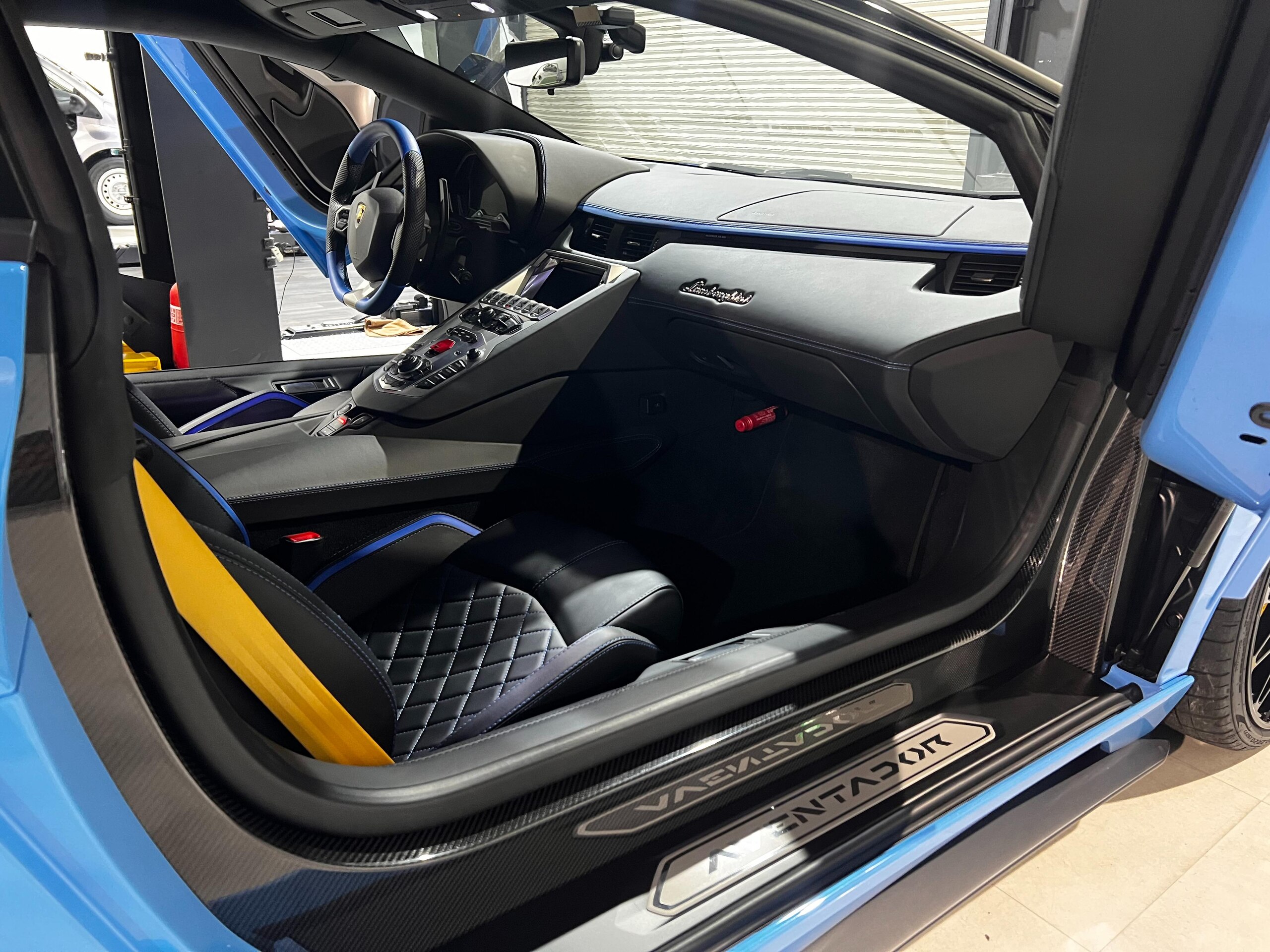 2017 Lamborghini Aventador S — Photo 11 / 15
