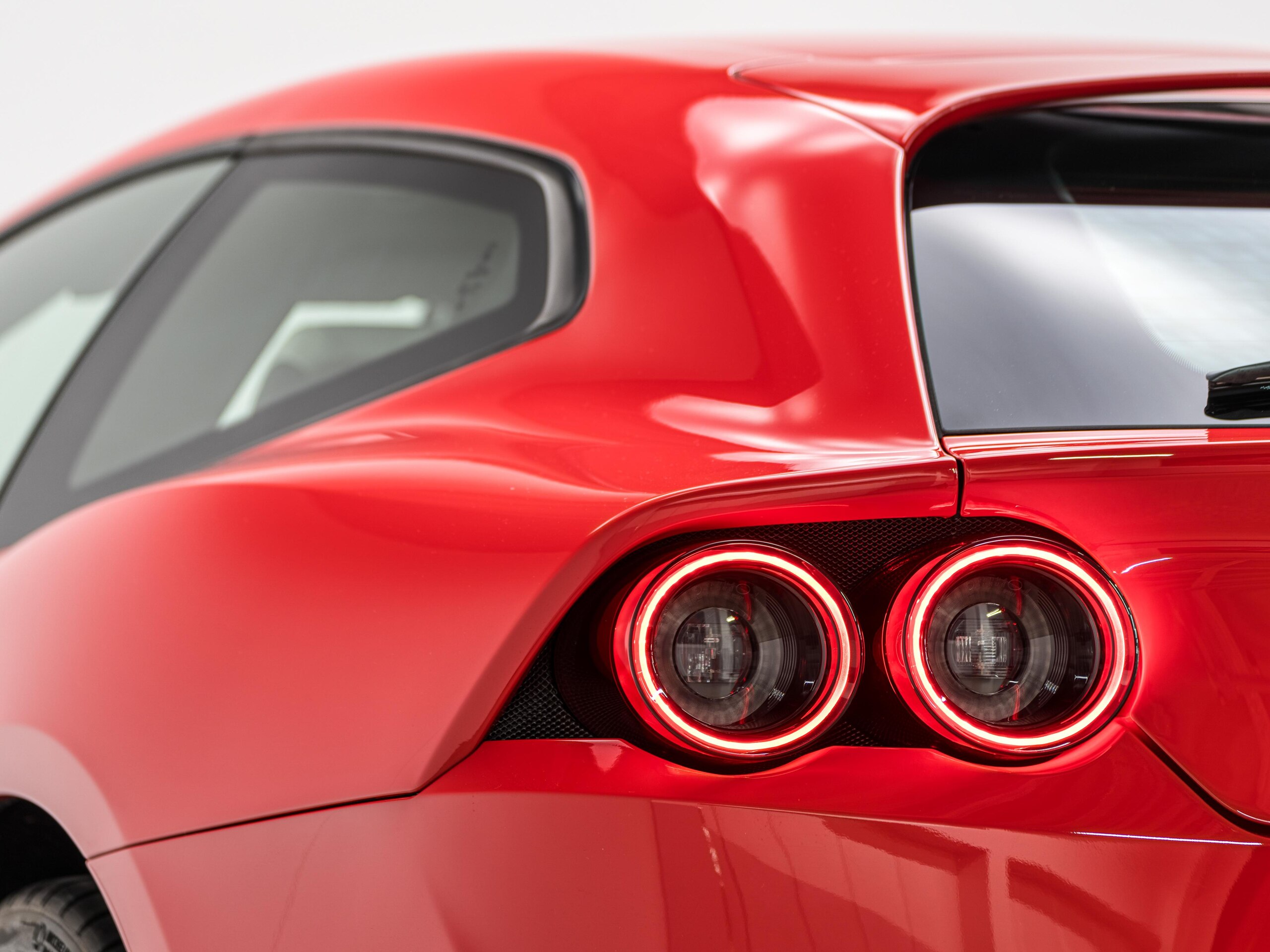 2020 Ferrari GTC4Lusso — Photo 18 / 29