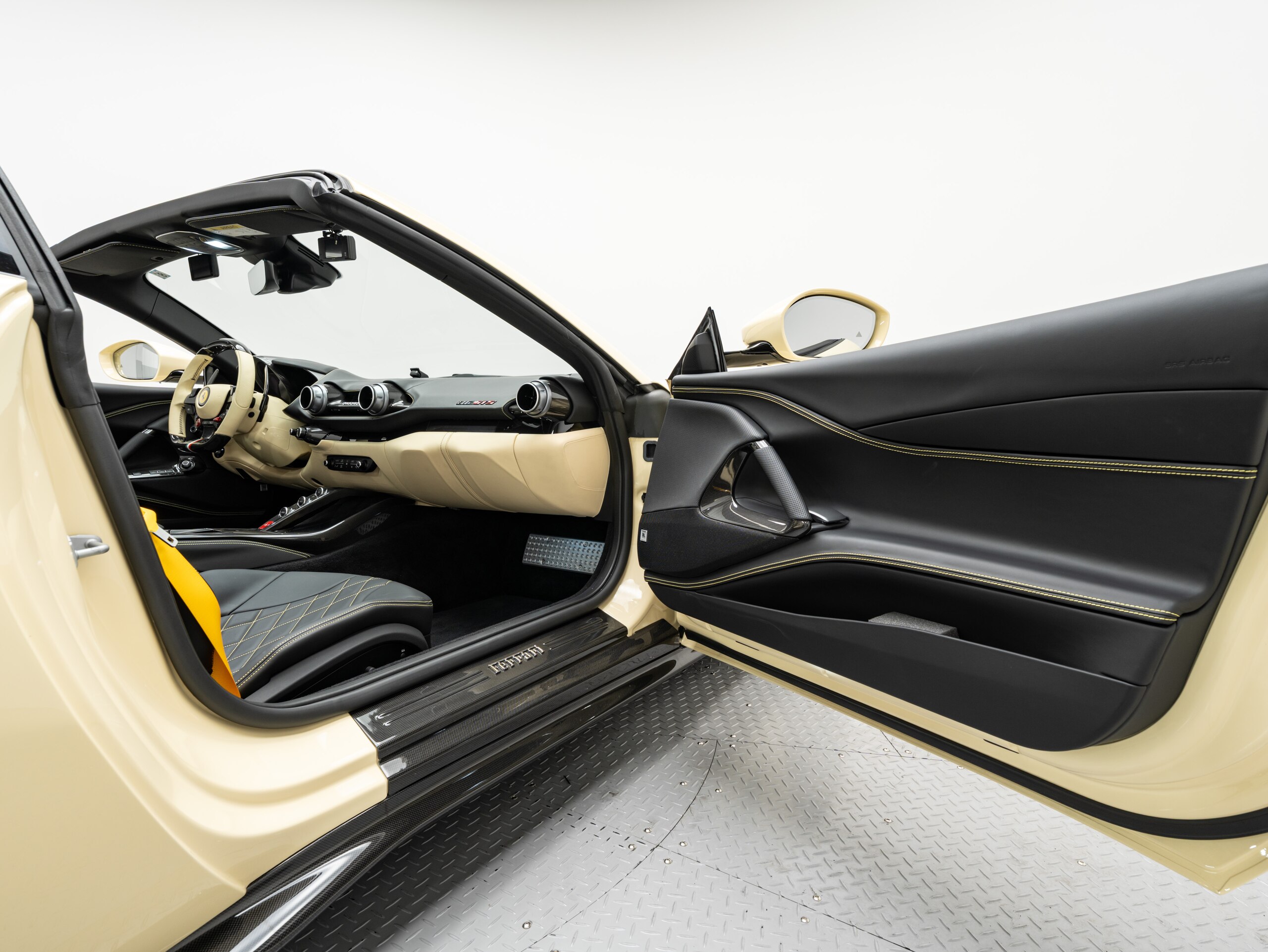 2023 Ferrari 812GTS — Photo 24 / 32