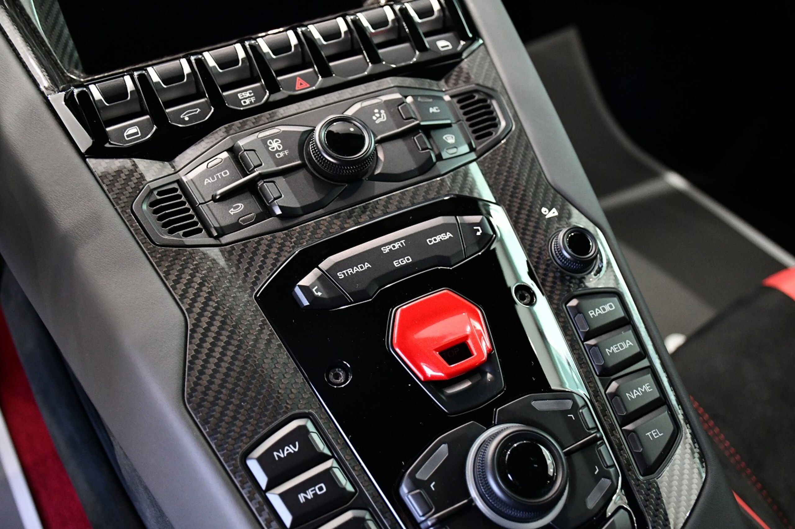 2019 Lamborghini Aventador SVJ — Photo 31 / 46