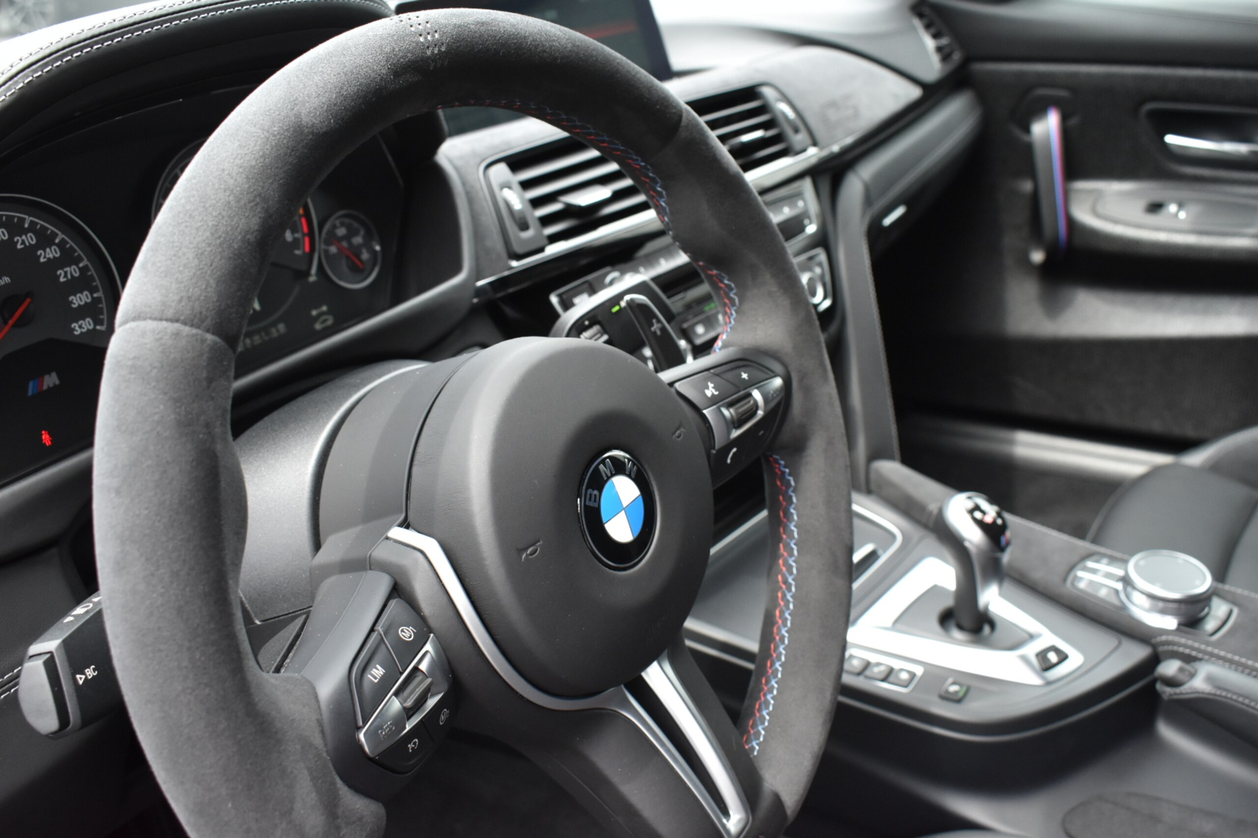 2020 BMW M4 CS — Photo 7 / 11