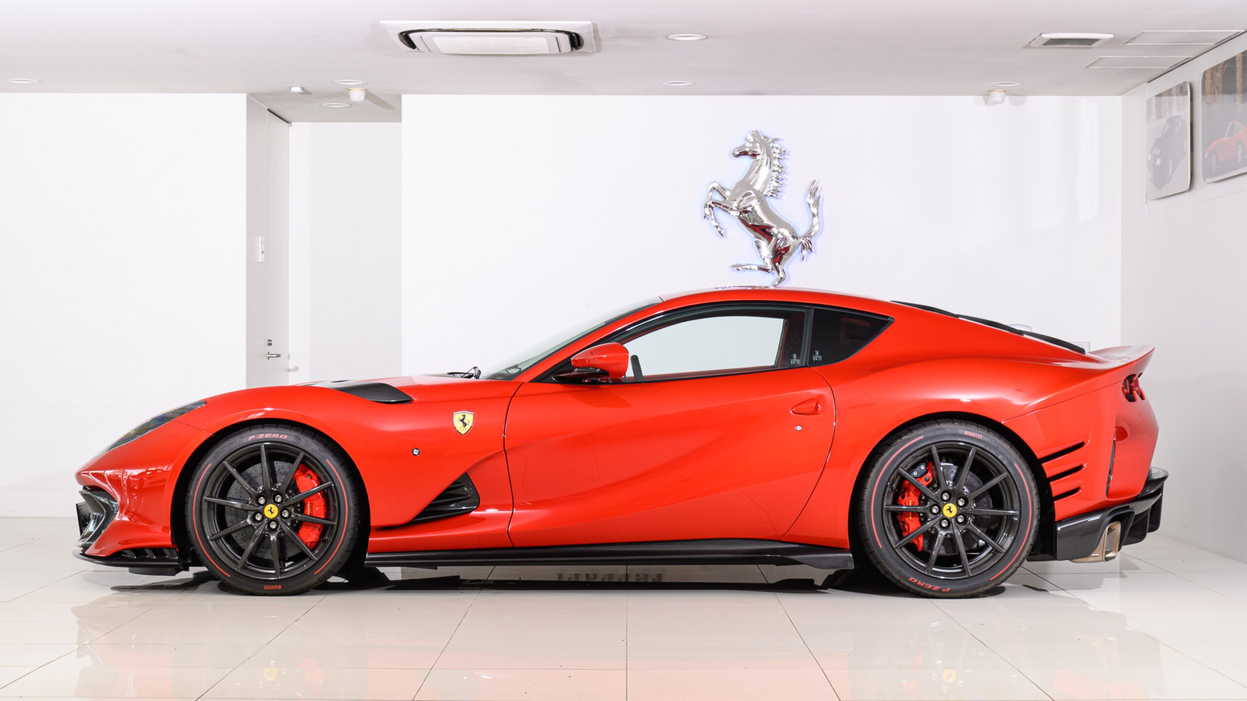 2023 Ferrari 812 Competizione — Photo 6 / 10