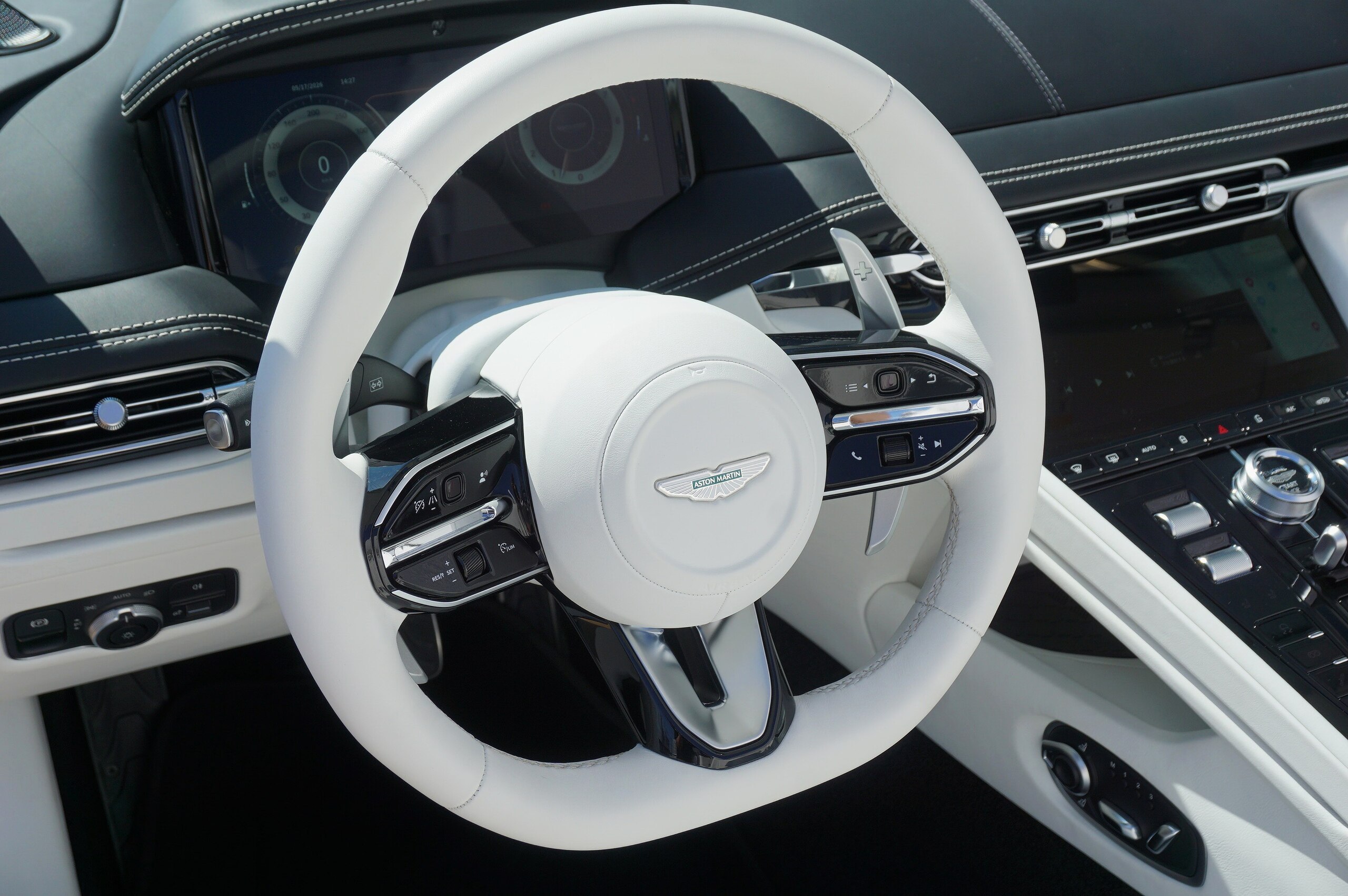 2024 Aston Martin DB12 Volante — Photo 16 / 45