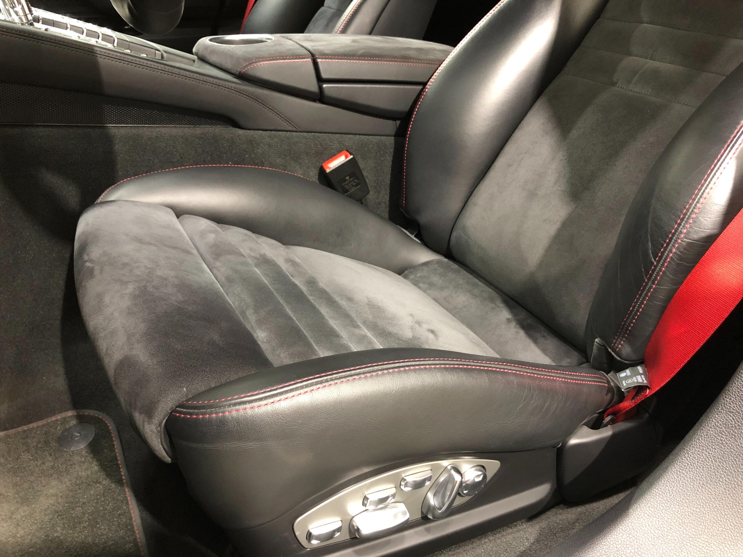 2012 Porsche Panamera GTS — Photo 26 / 32