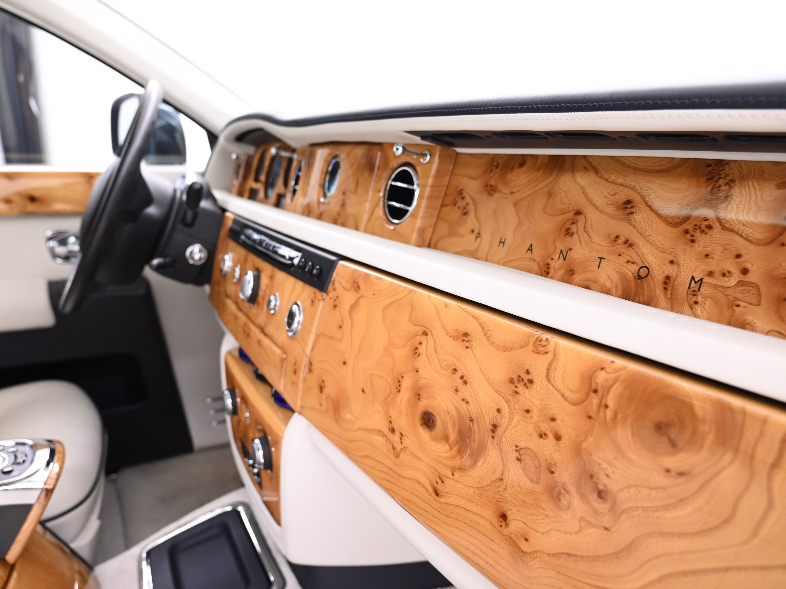 2015 Rolls-Royce Phantom — Photo 15 / 27