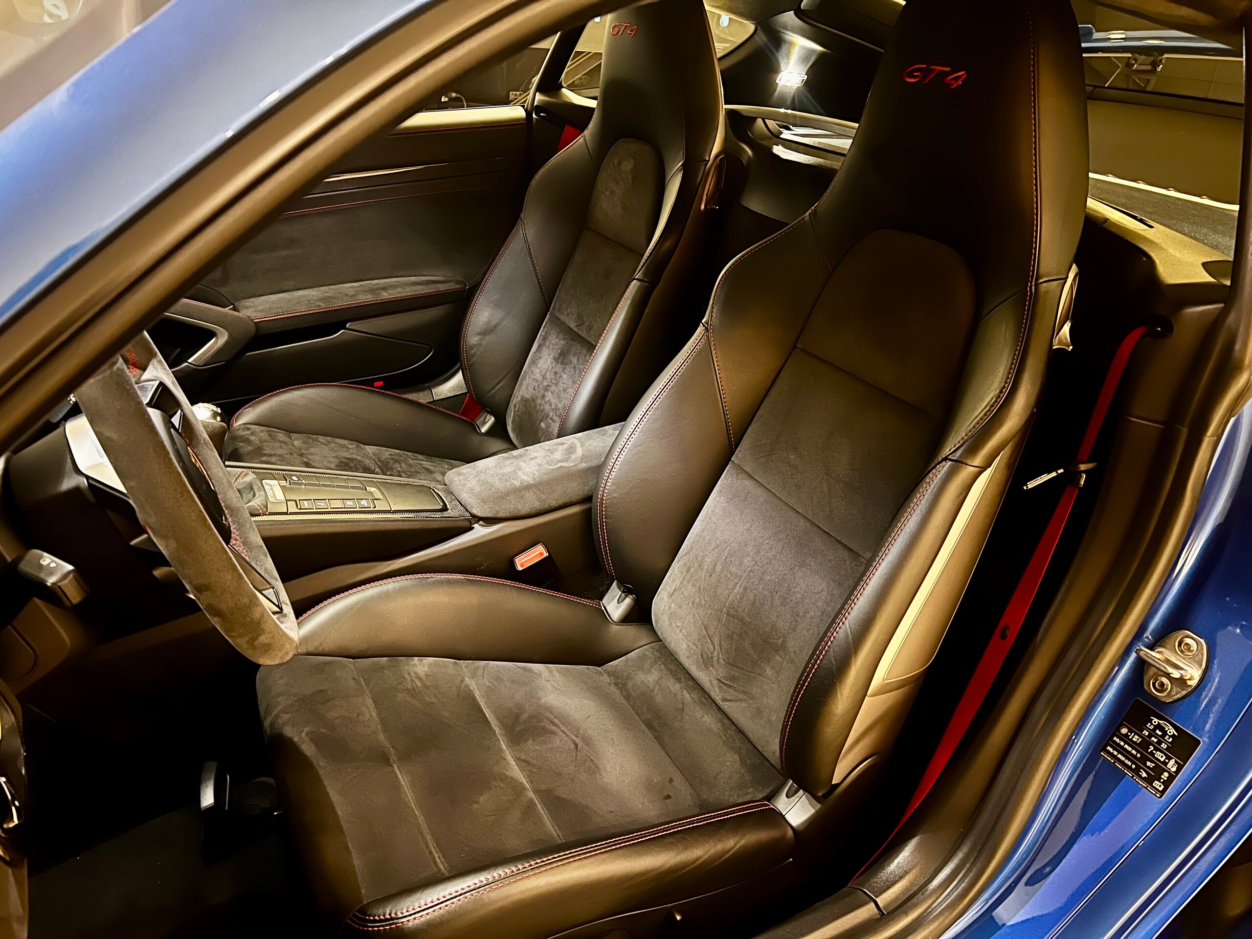 2016 Porsche Cayman GT4 — Photo 11 / 22
