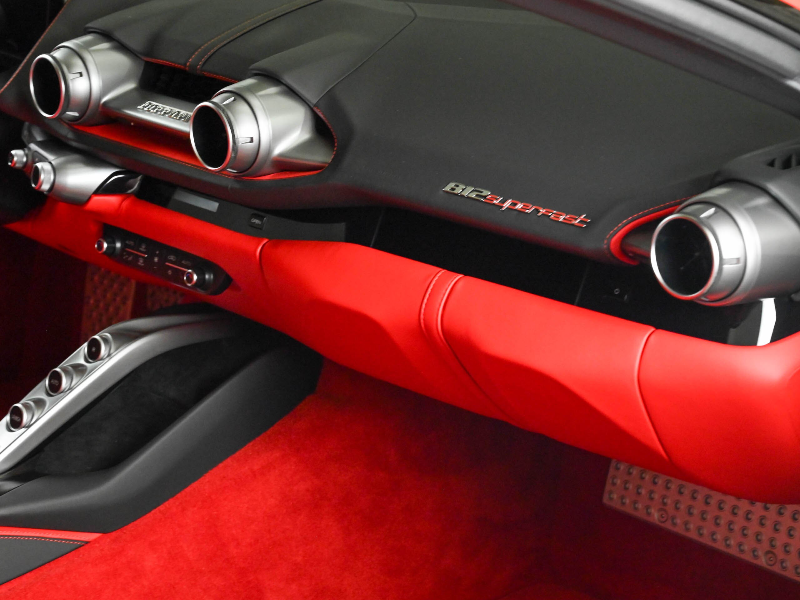 2019 Ferrari 812 Superfast — Photo 15 / 21
