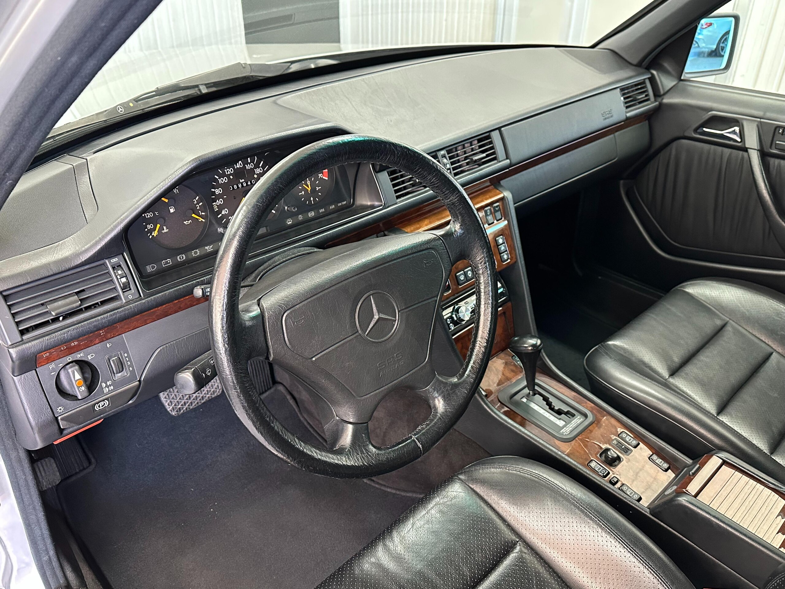 1993 Mercedes Benz E500 — Photo 8 / 18
