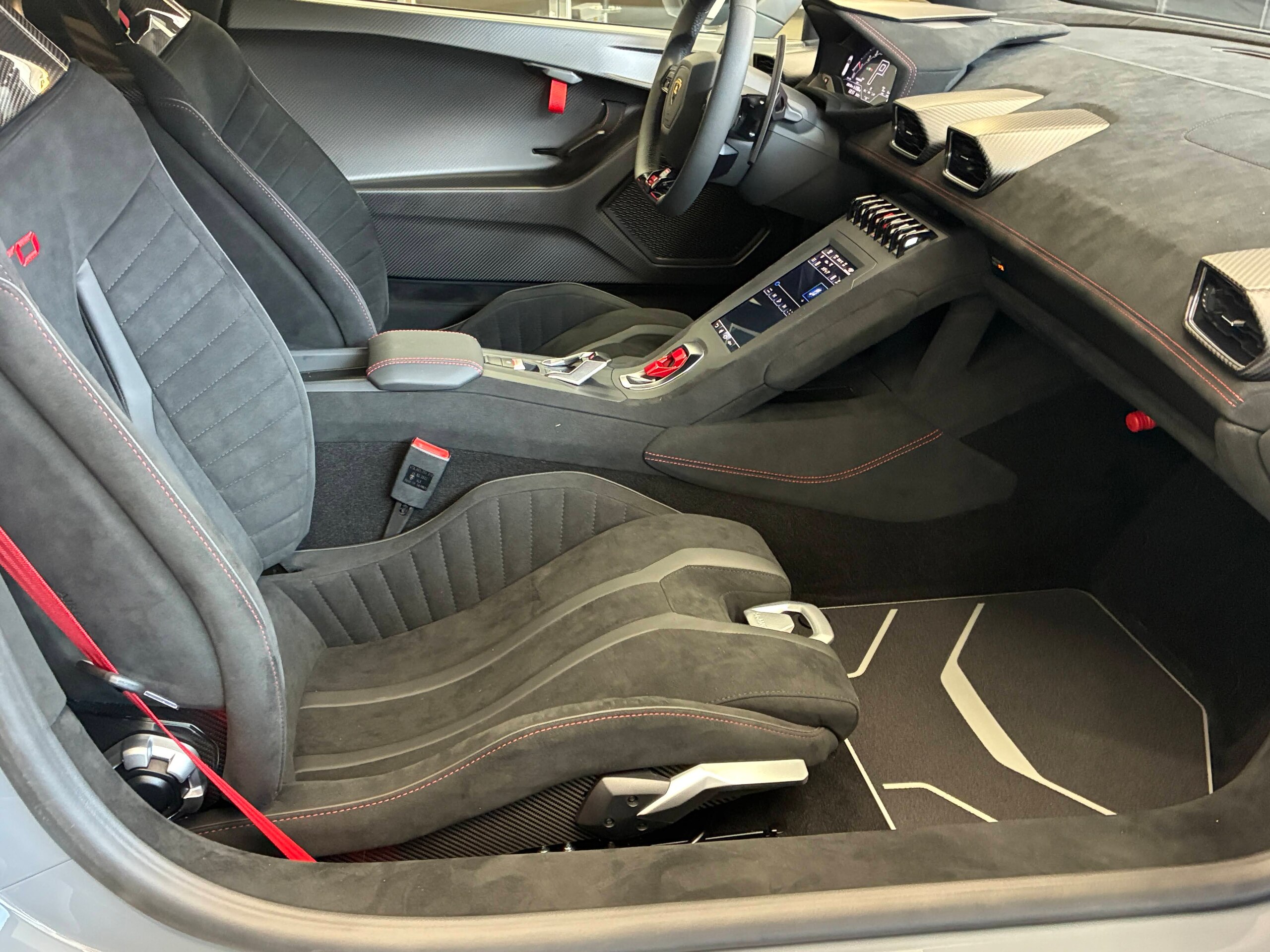 2022 Lamborghini Huracán STO — Photo 16 / 18