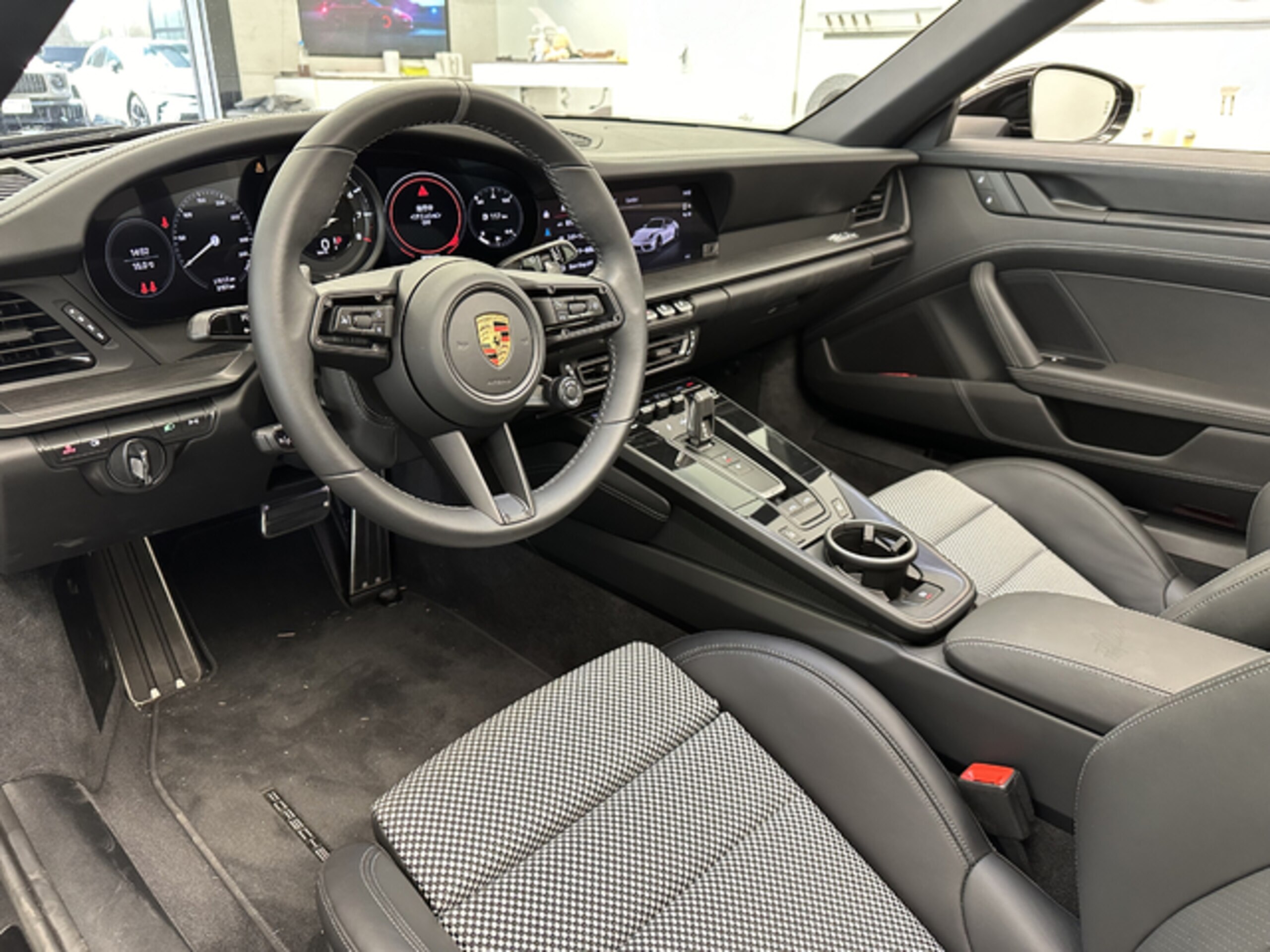 2023 Porsche 911 Targa — Photo 7 / 14