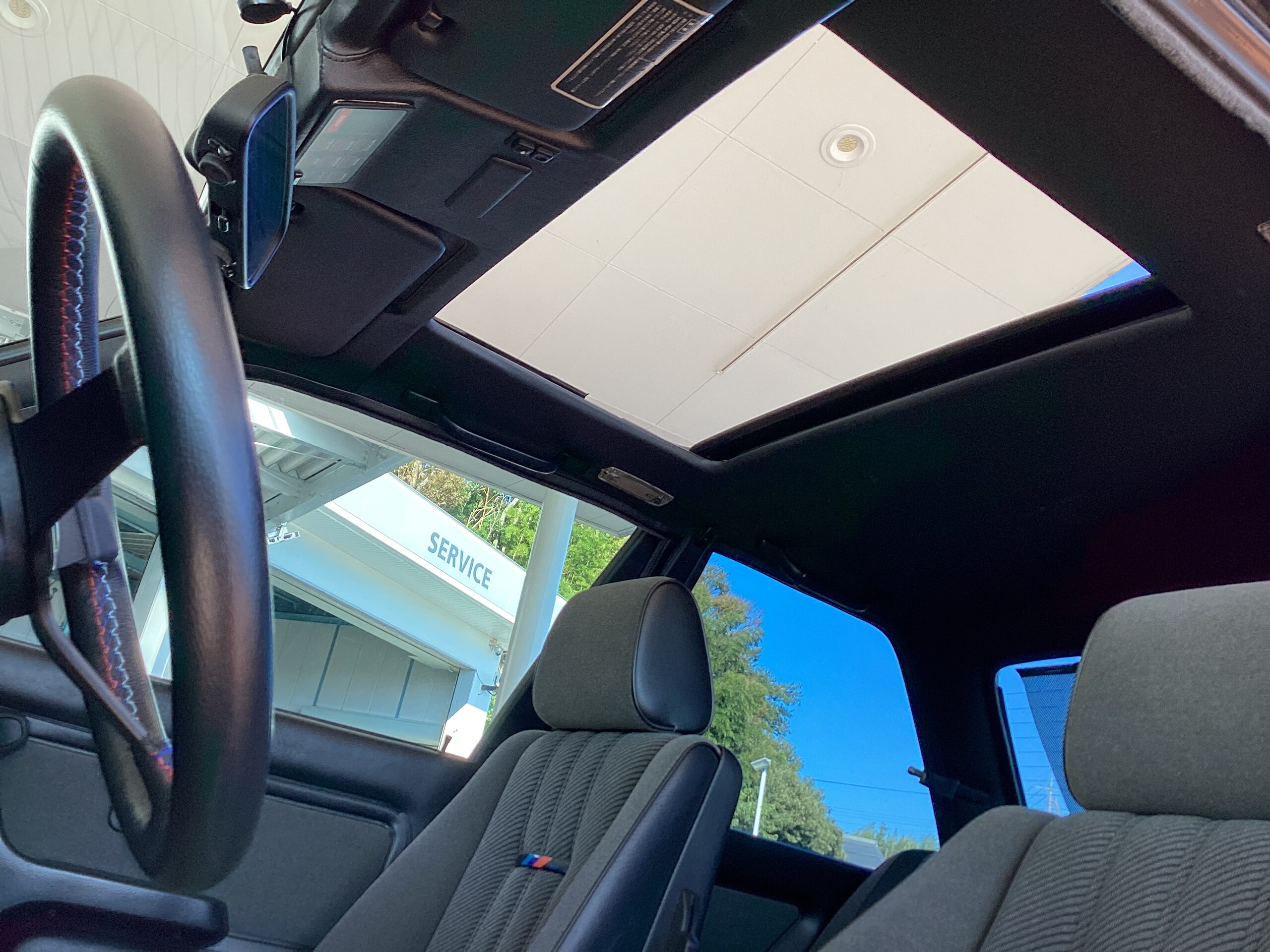 1990 BMW 325i Coupe — Photo 9 / 18