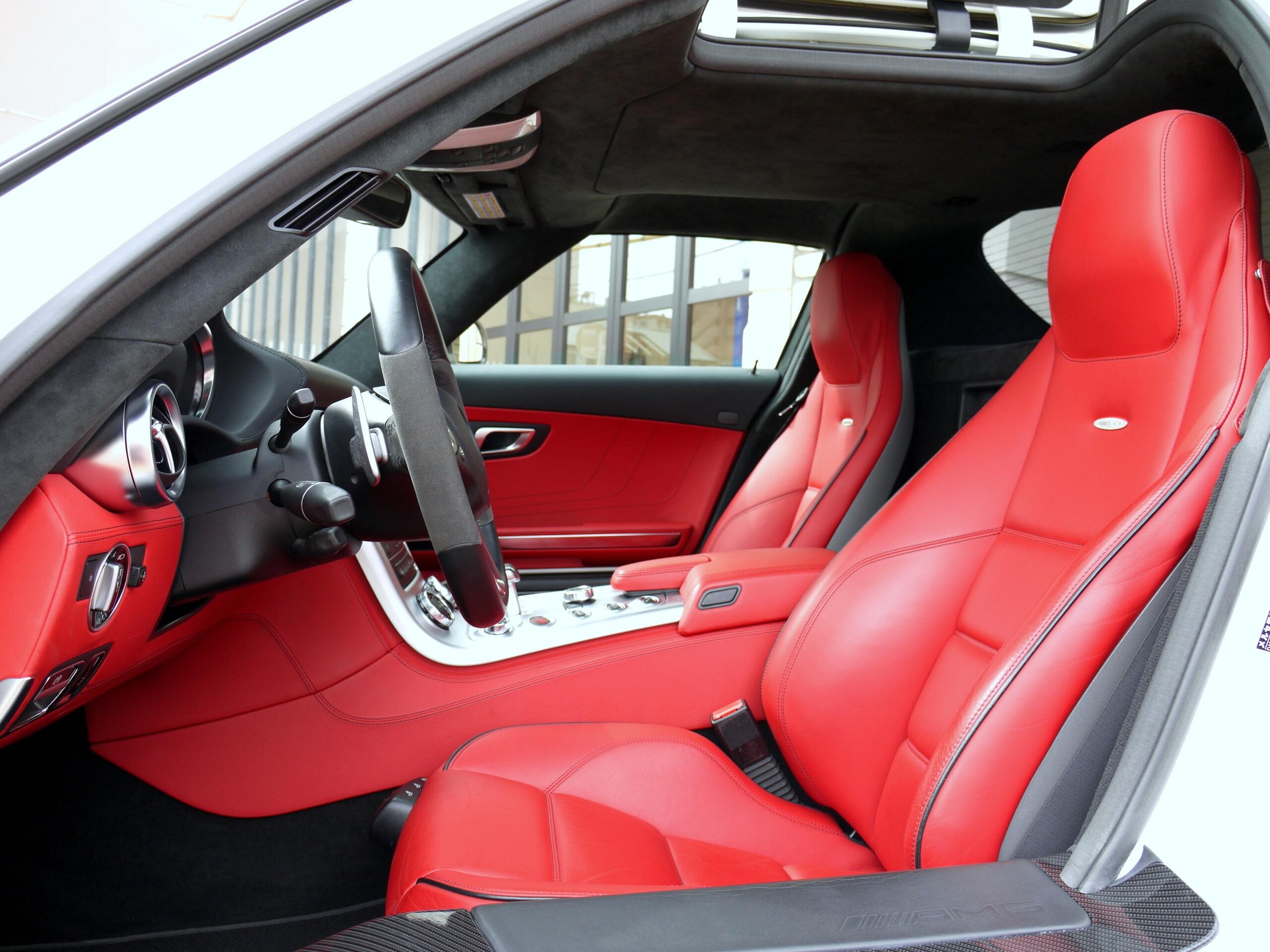 2010 Mercedes Benz SLS AMG — Photo 6 / 11