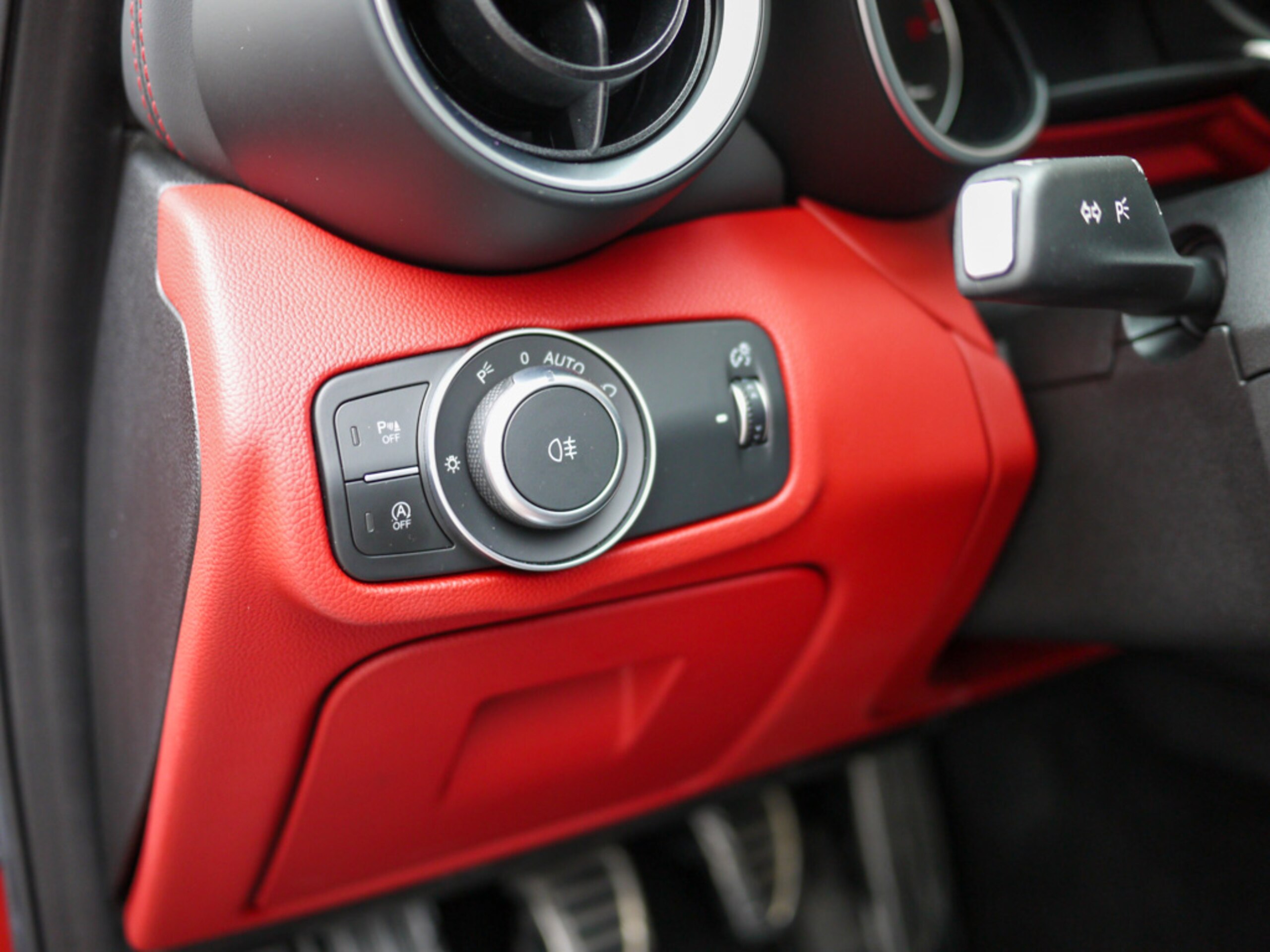 2018 Alfa Romeo Giulia Quadrifoglio — Photo 10 / 20