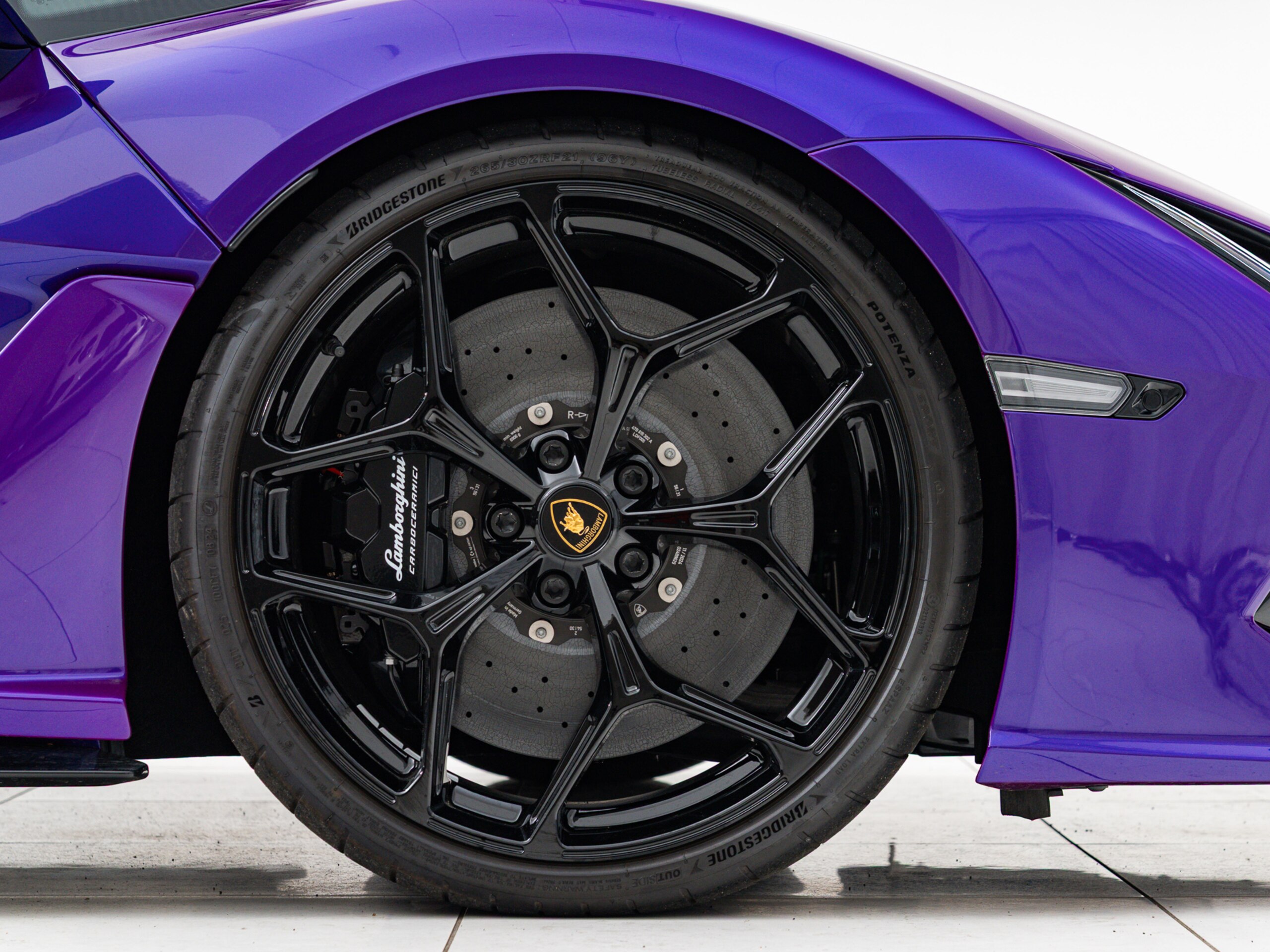 2024 Lamborghini Revuelto — Photo 19 / 23