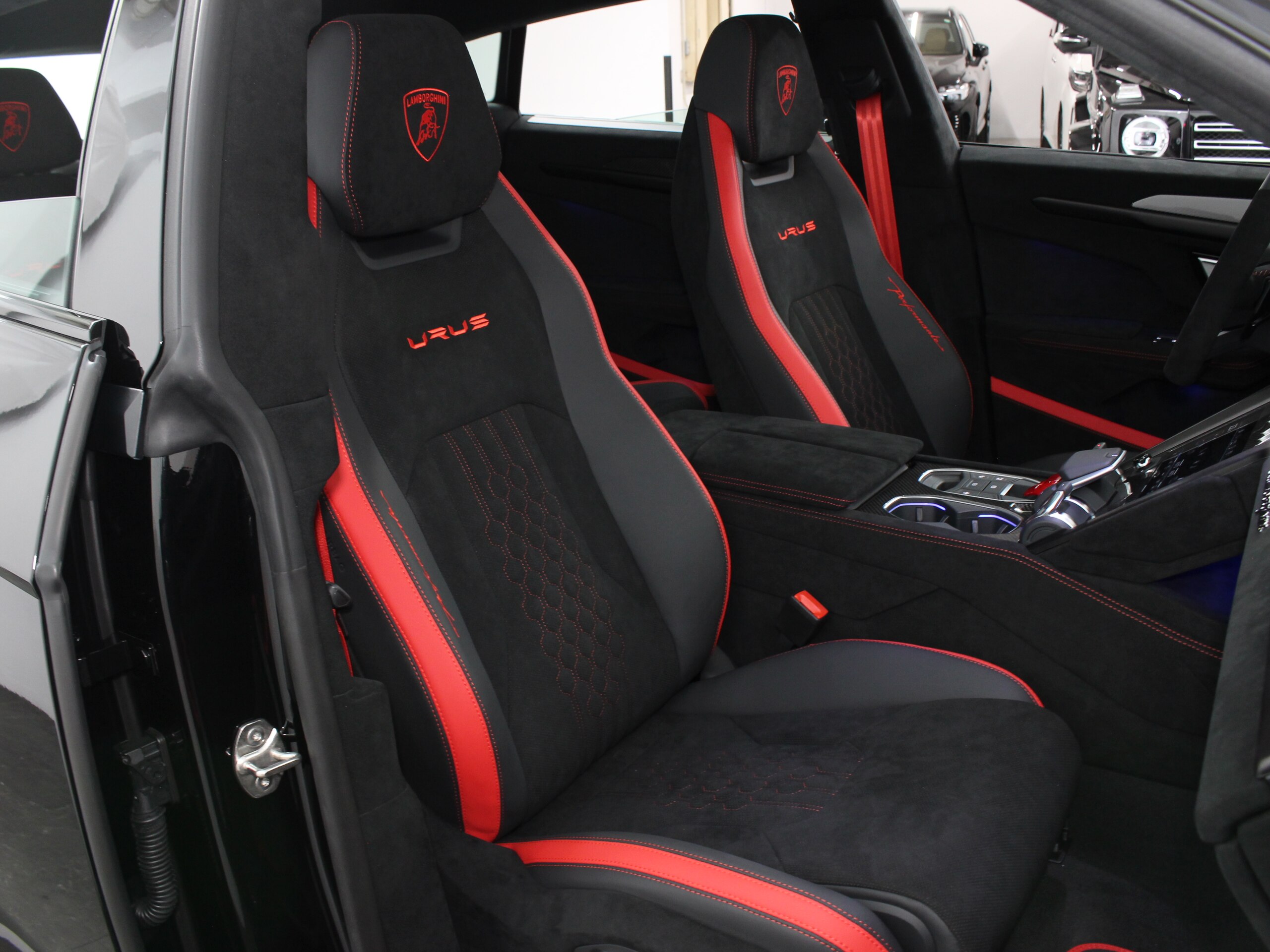 2024 Lamborghini Urus Performante — Photo 16 / 27