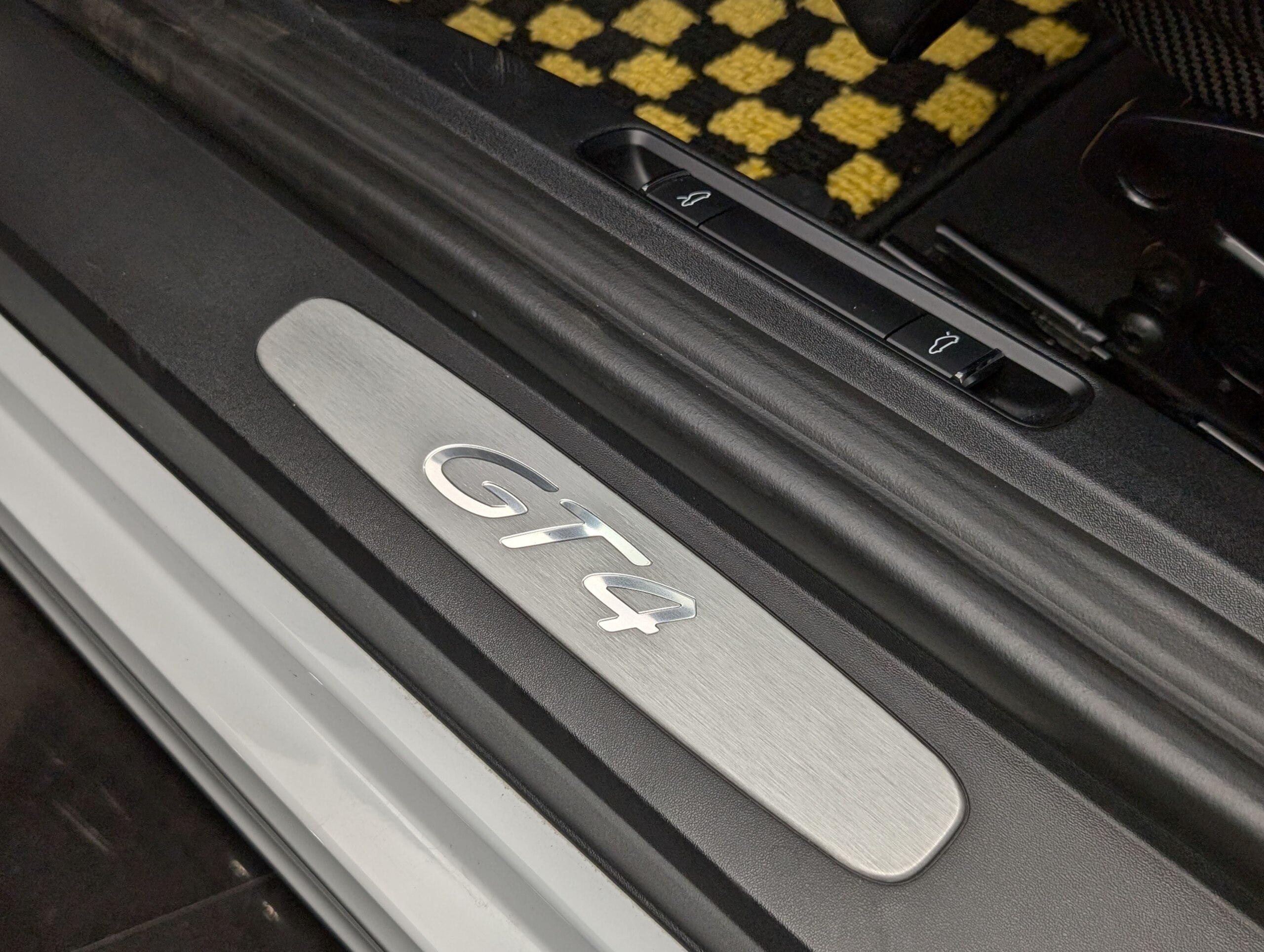 2016 Porsche Cayman GT4 — Photo 34 / 38