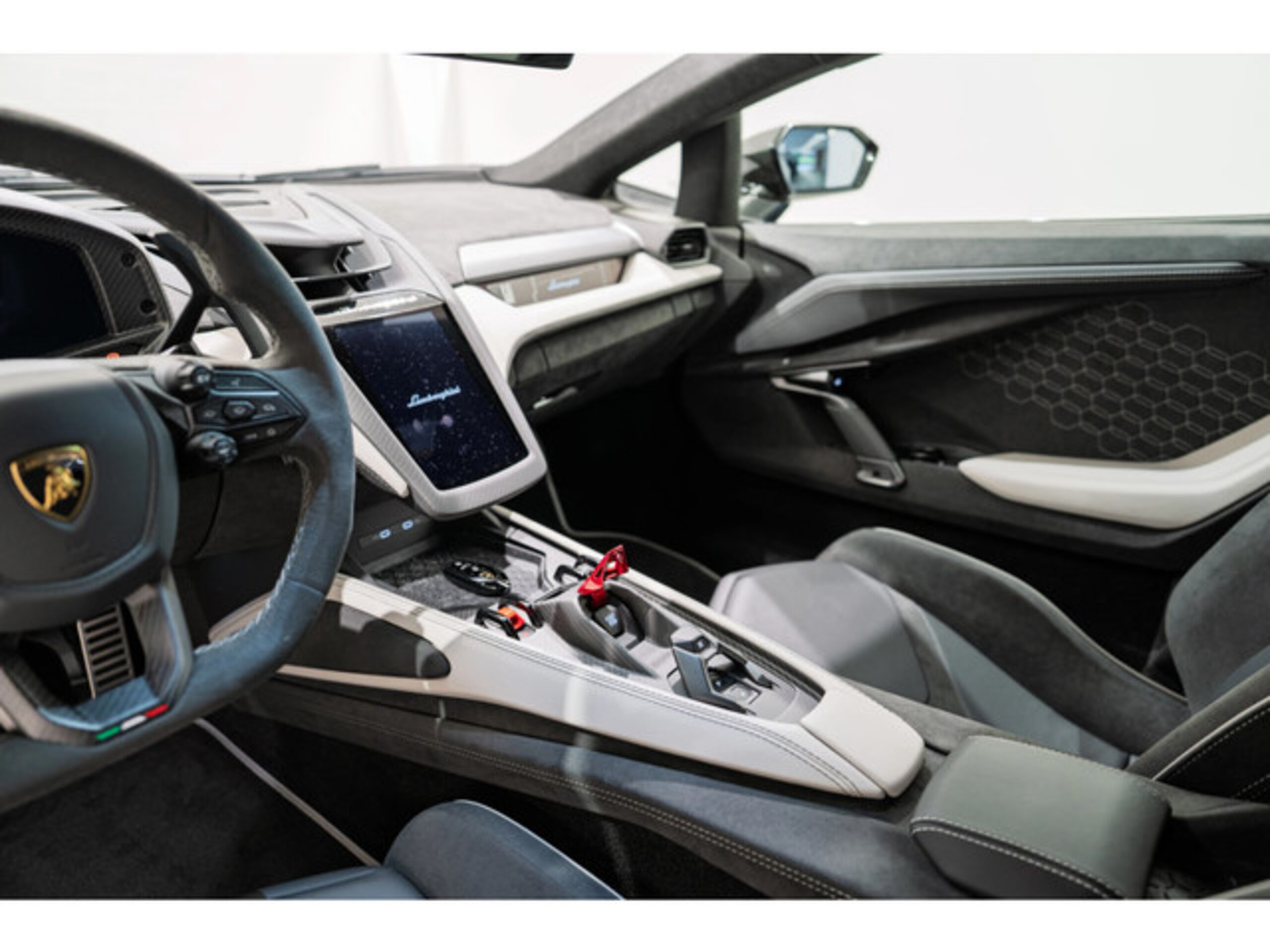 2024 Lamborghini Revuelto — Photo 18 / 31