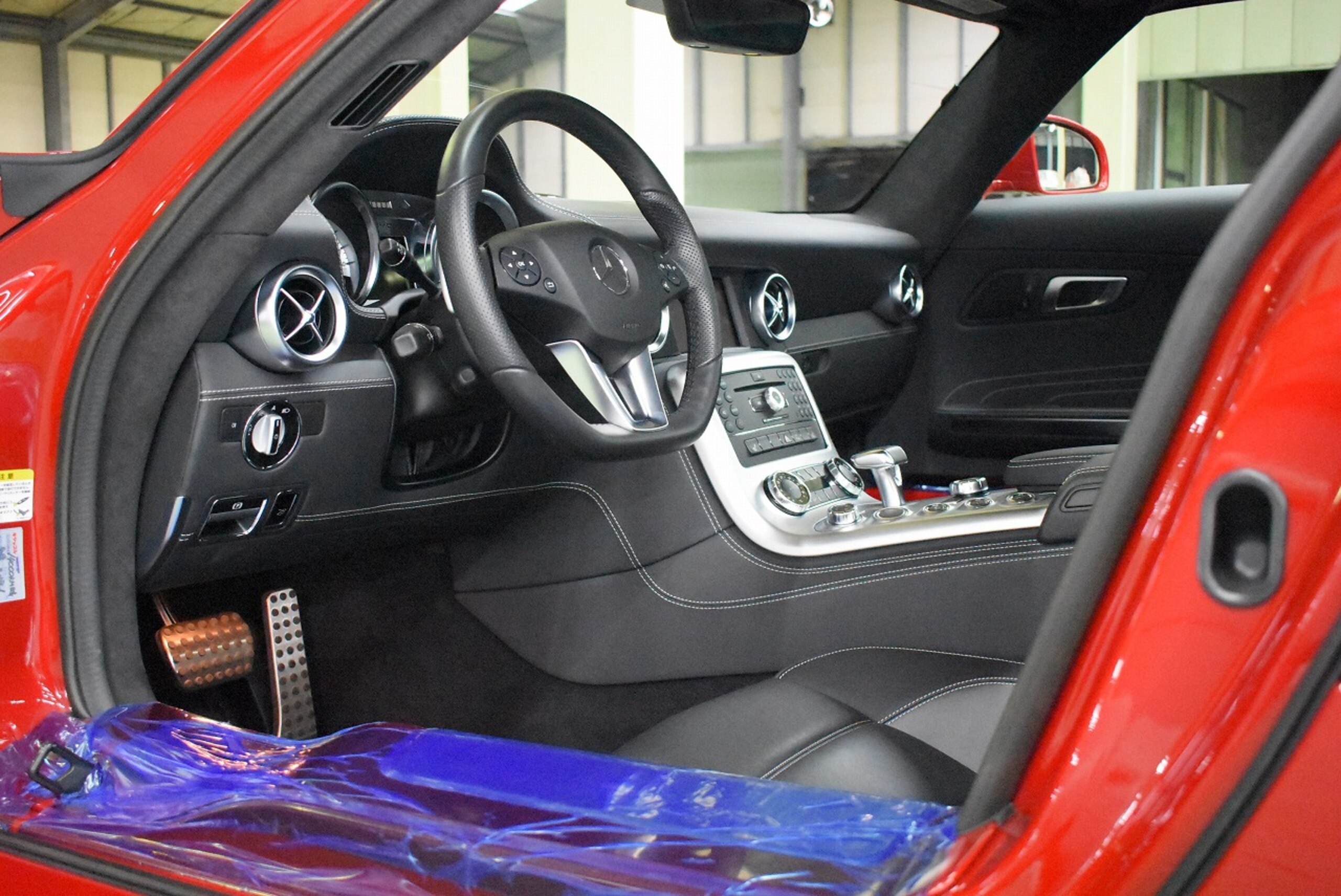 2010 Mercedes Benz SLS AMG — Photo 11 / 26