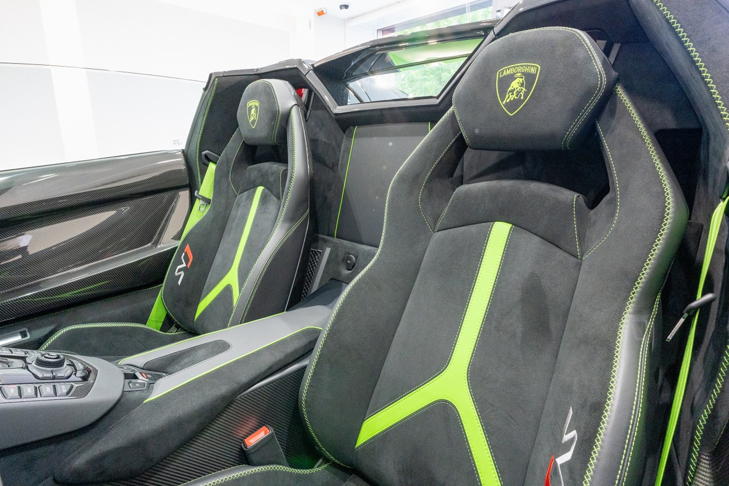 2021 Lamborghini Aventador SVJ Roadster — Photo 8 / 21