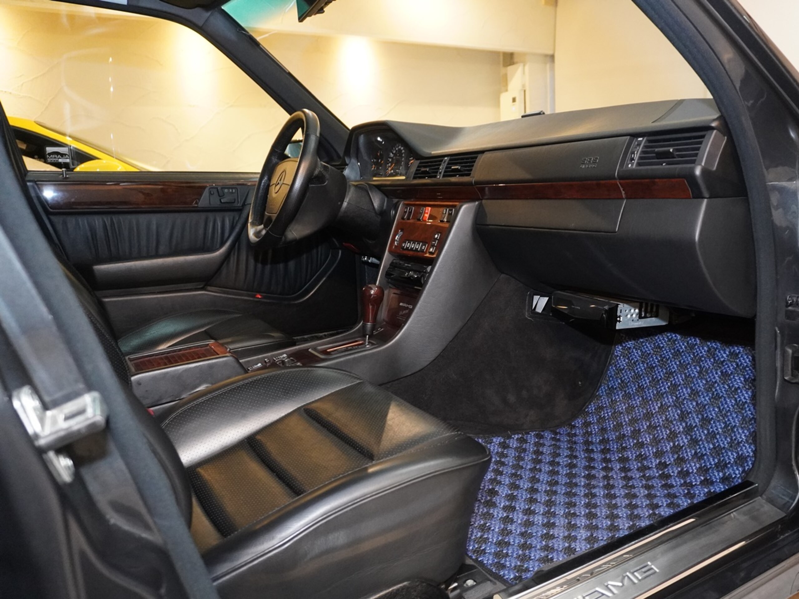1993 Mercedes Benz E60 AMG — Photo 17 / 24