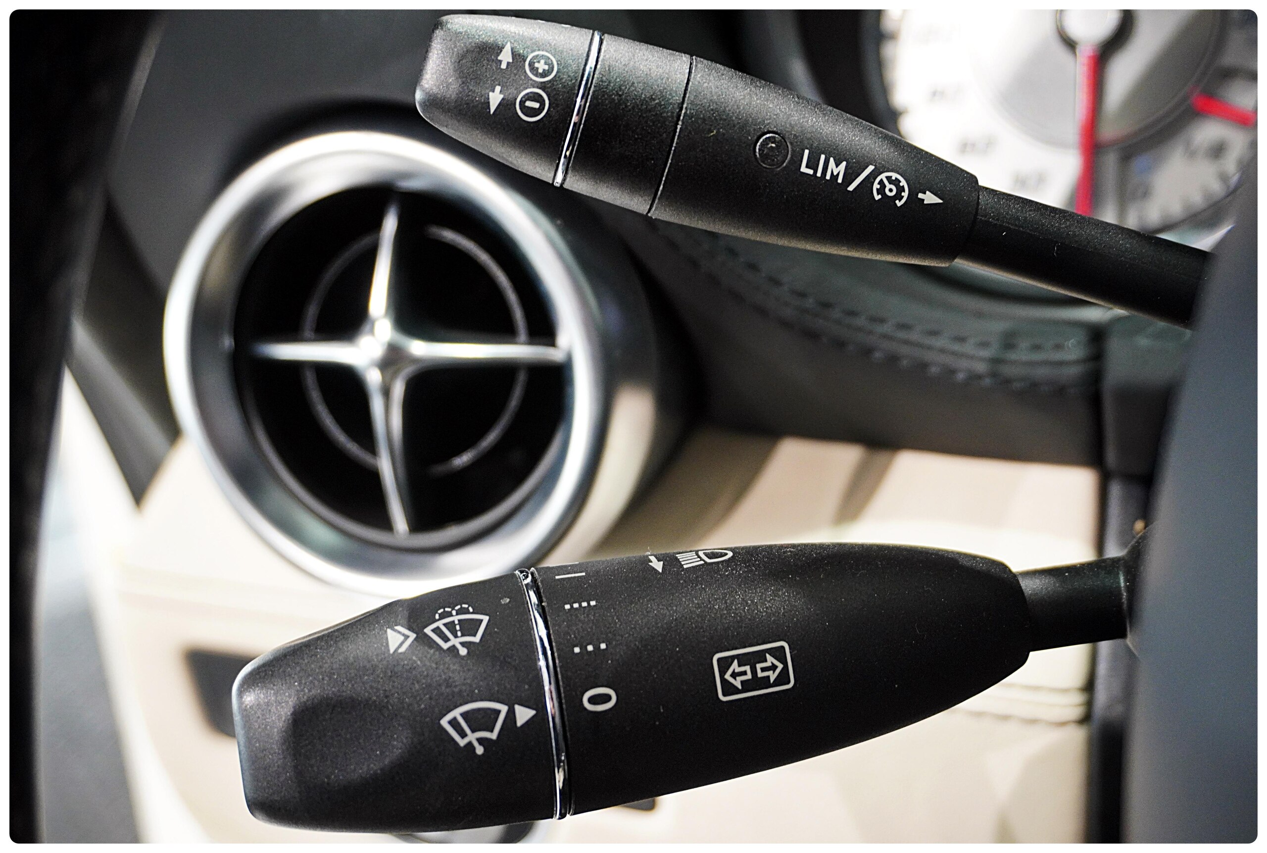 2010 Mercedes Benz SLS AMG — Photo 21 / 38