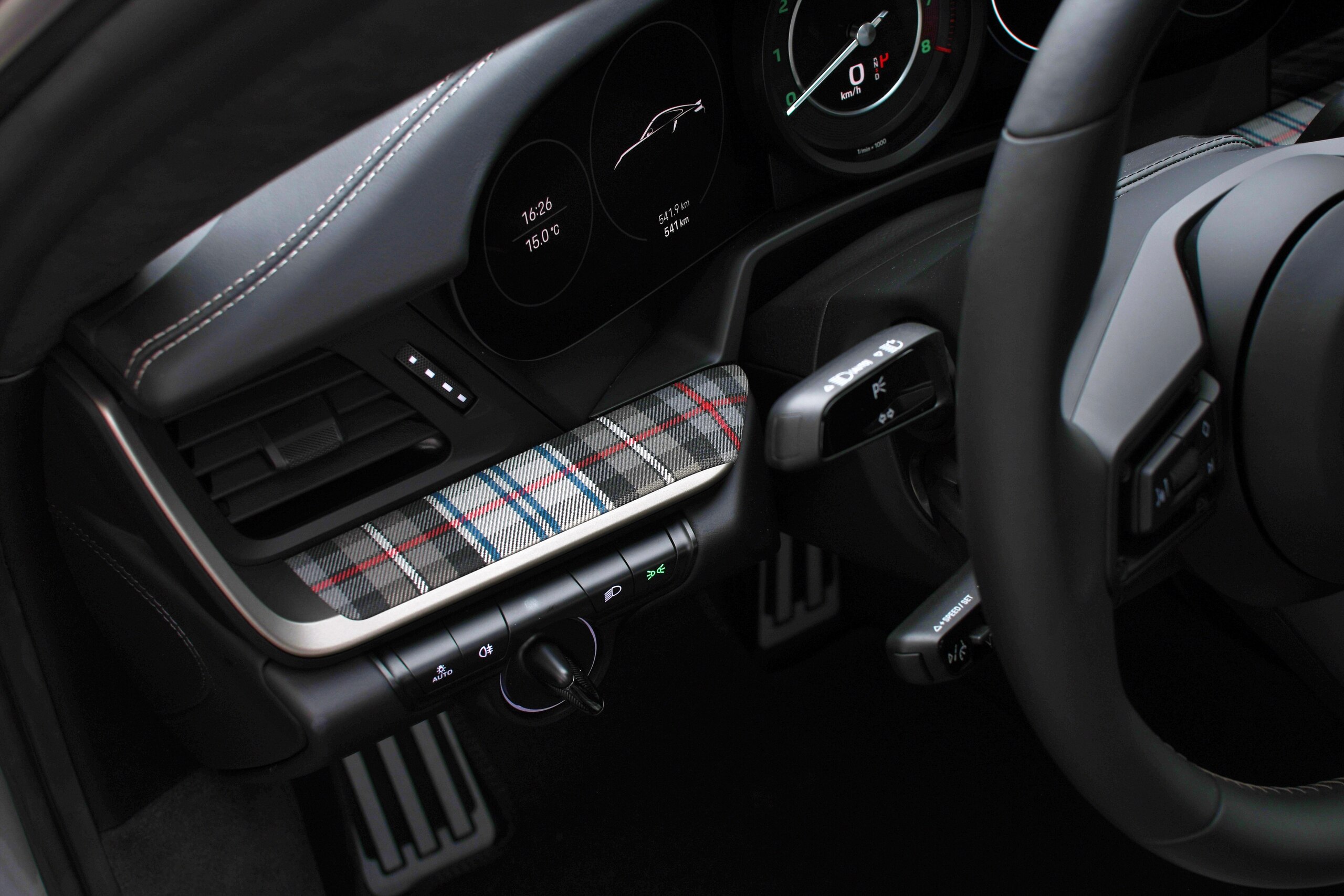 2025 Porsche 911 Turbo — Photo 14 / 44