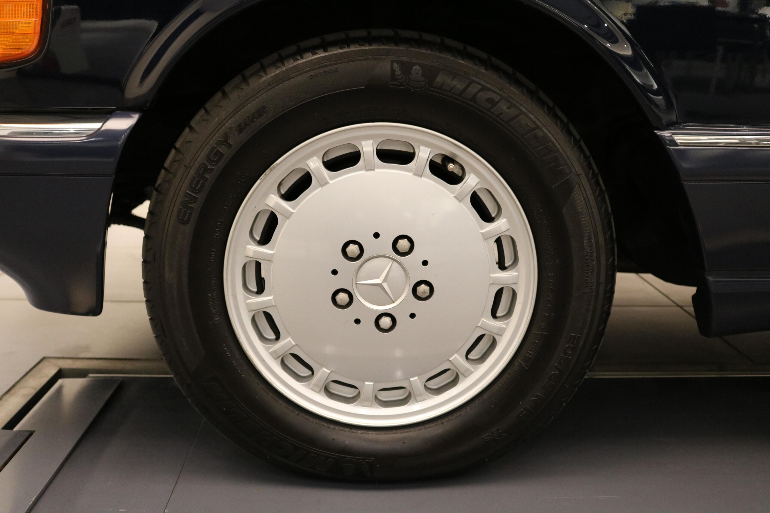1990 Mercedes Benz 560SEL — Photo 13 / 15