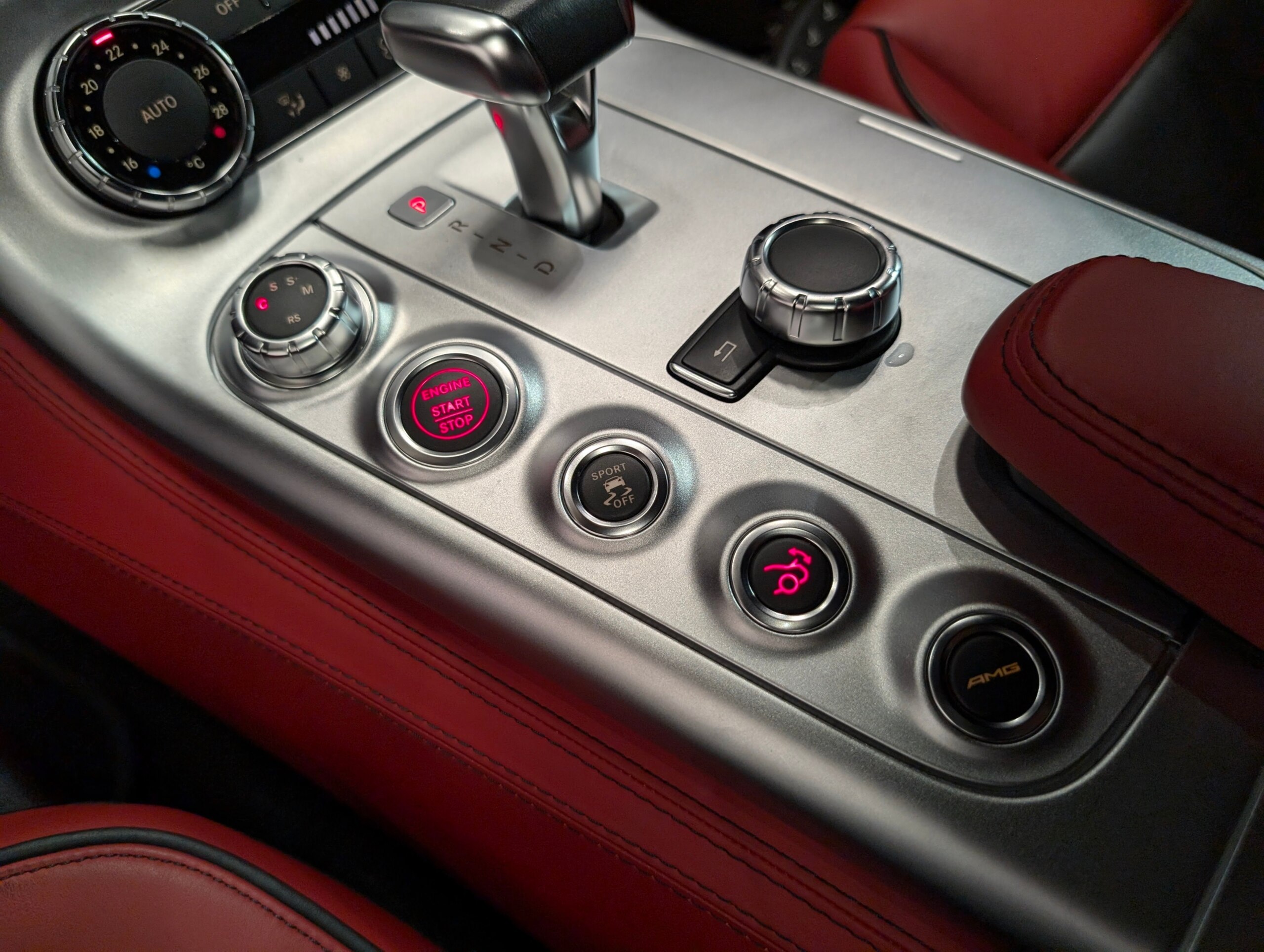 2010 Mercedes Benz SLS AMG — Photo 13 / 19