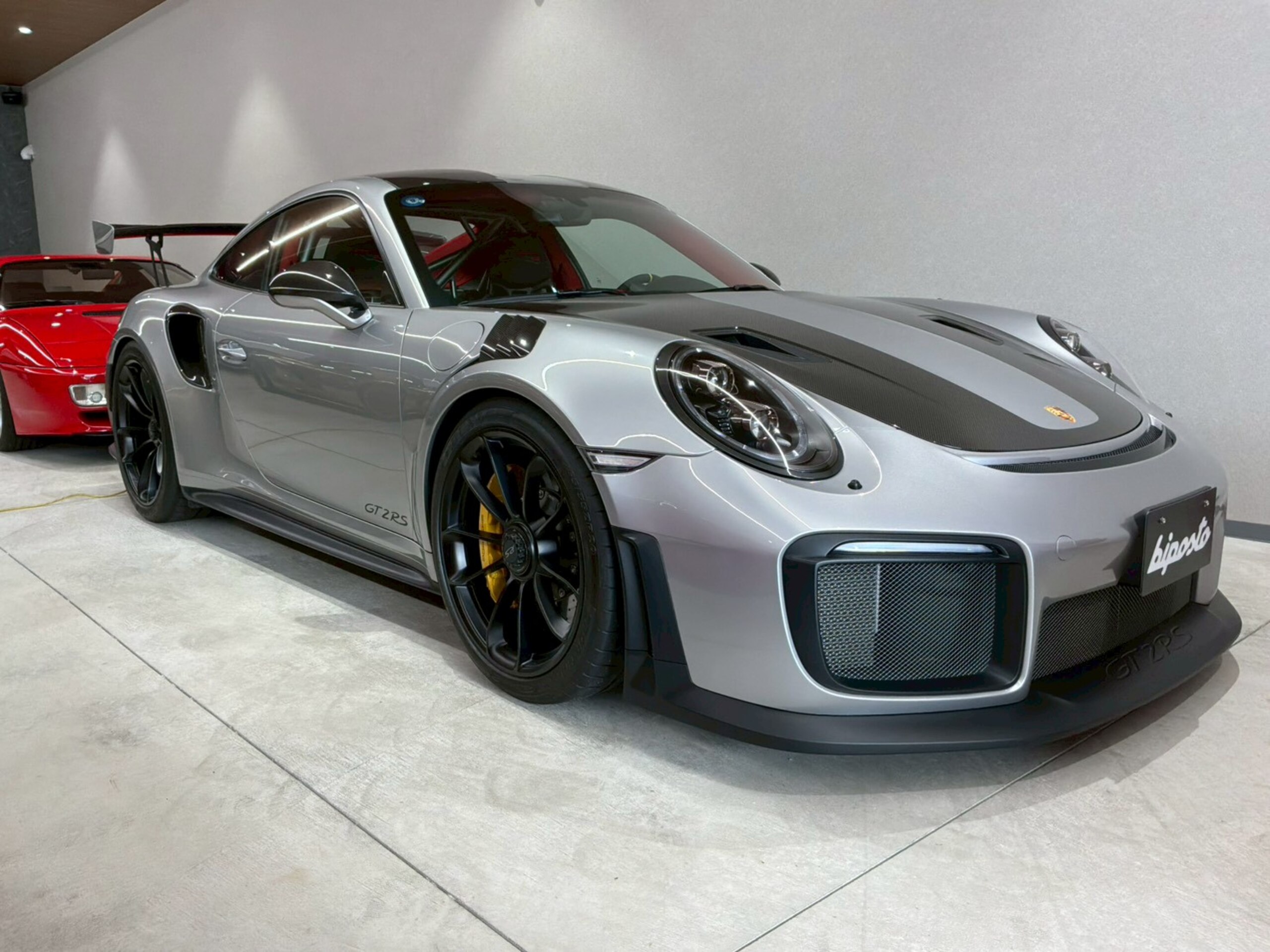 2019 Porsche 911 GT2 RS — Photo 10 / 32