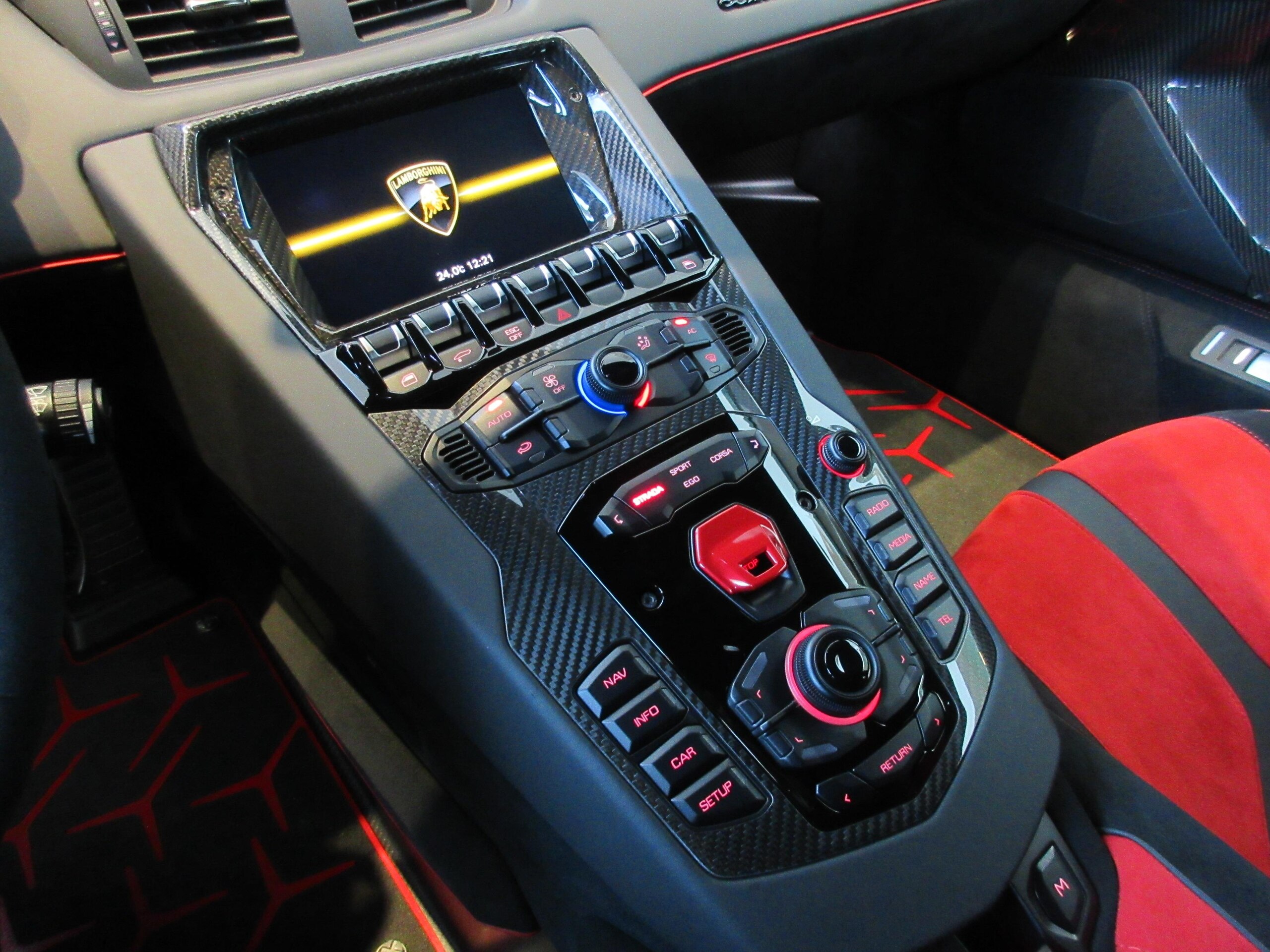 2019 Lamborghini Aventador SVJ — Photo 14 / 16