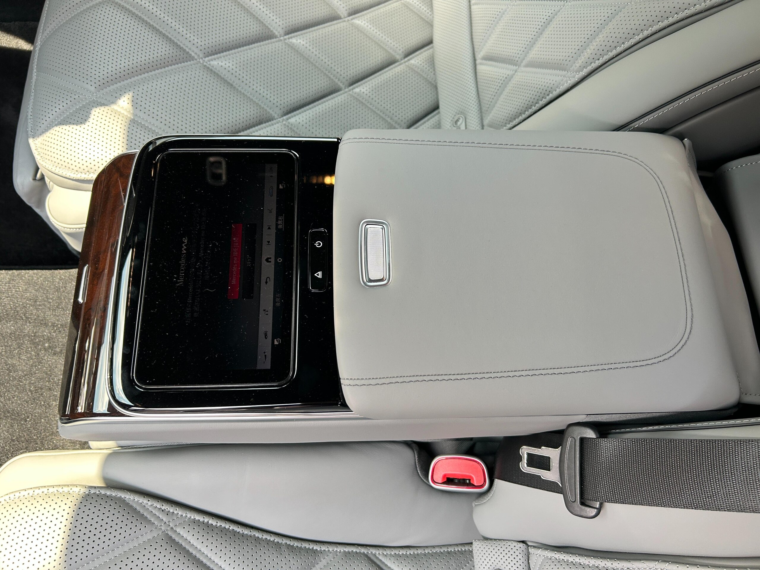 2025 Mercedes Benz Maybach S680 — Photo 18 / 40