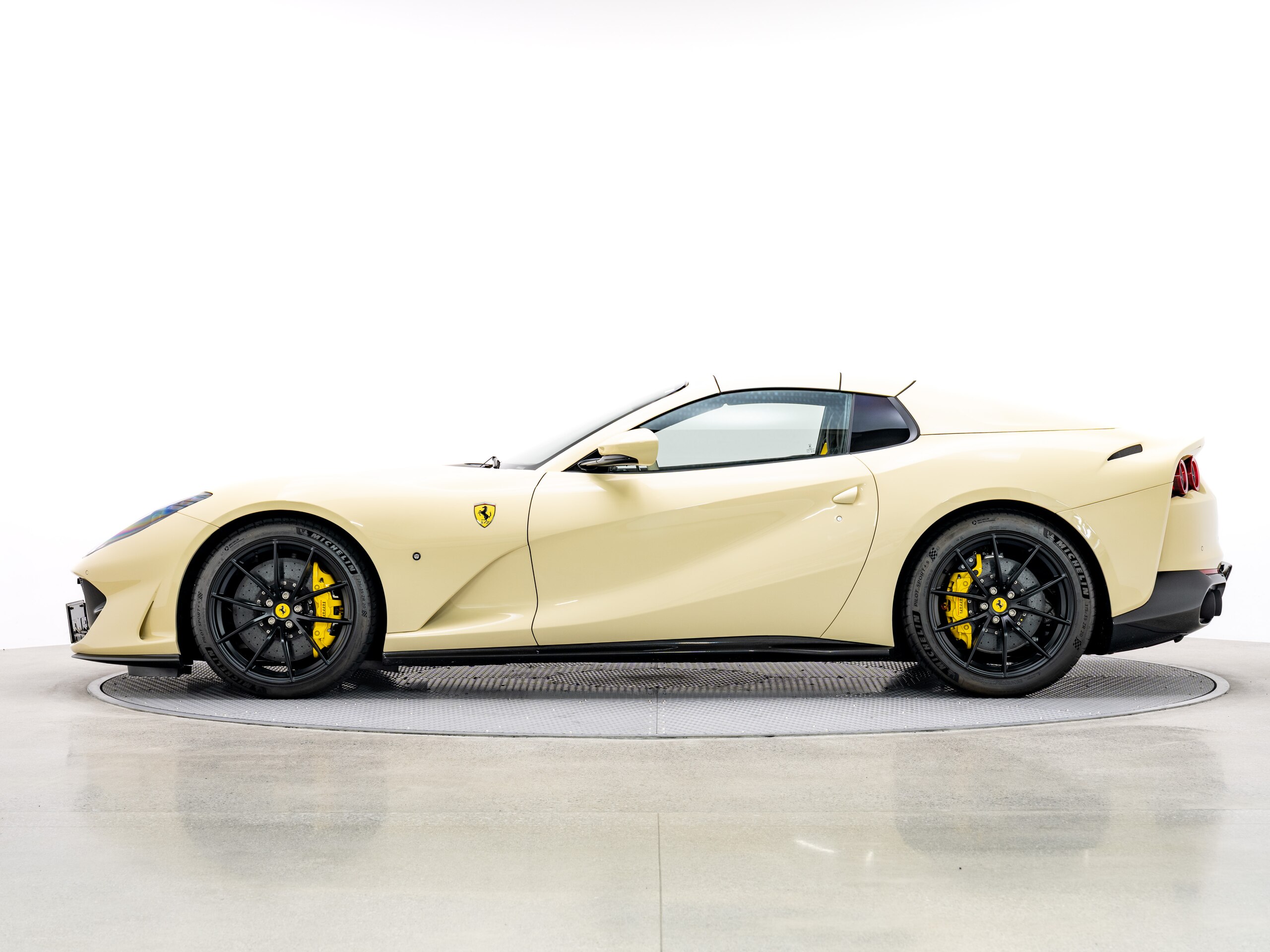 2023 Ferrari 812GTS — Photo 10 / 32
