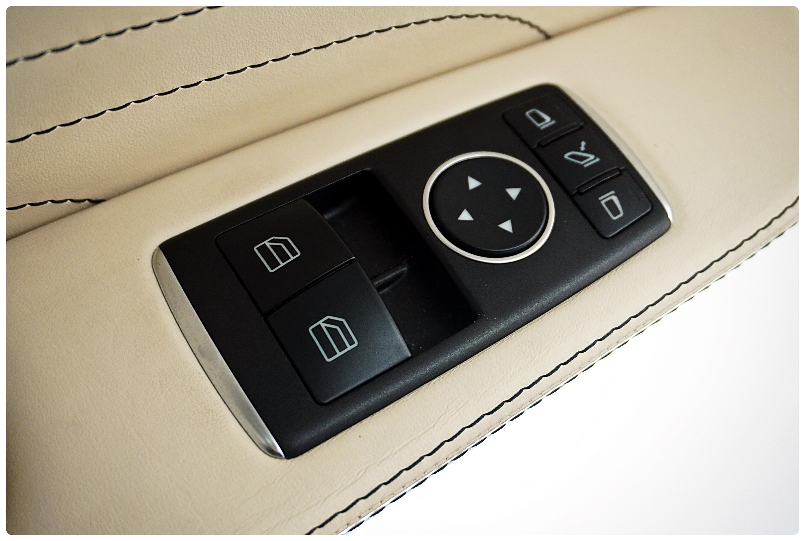 2010 Mercedes Benz SLS AMG — Photo 34 / 38