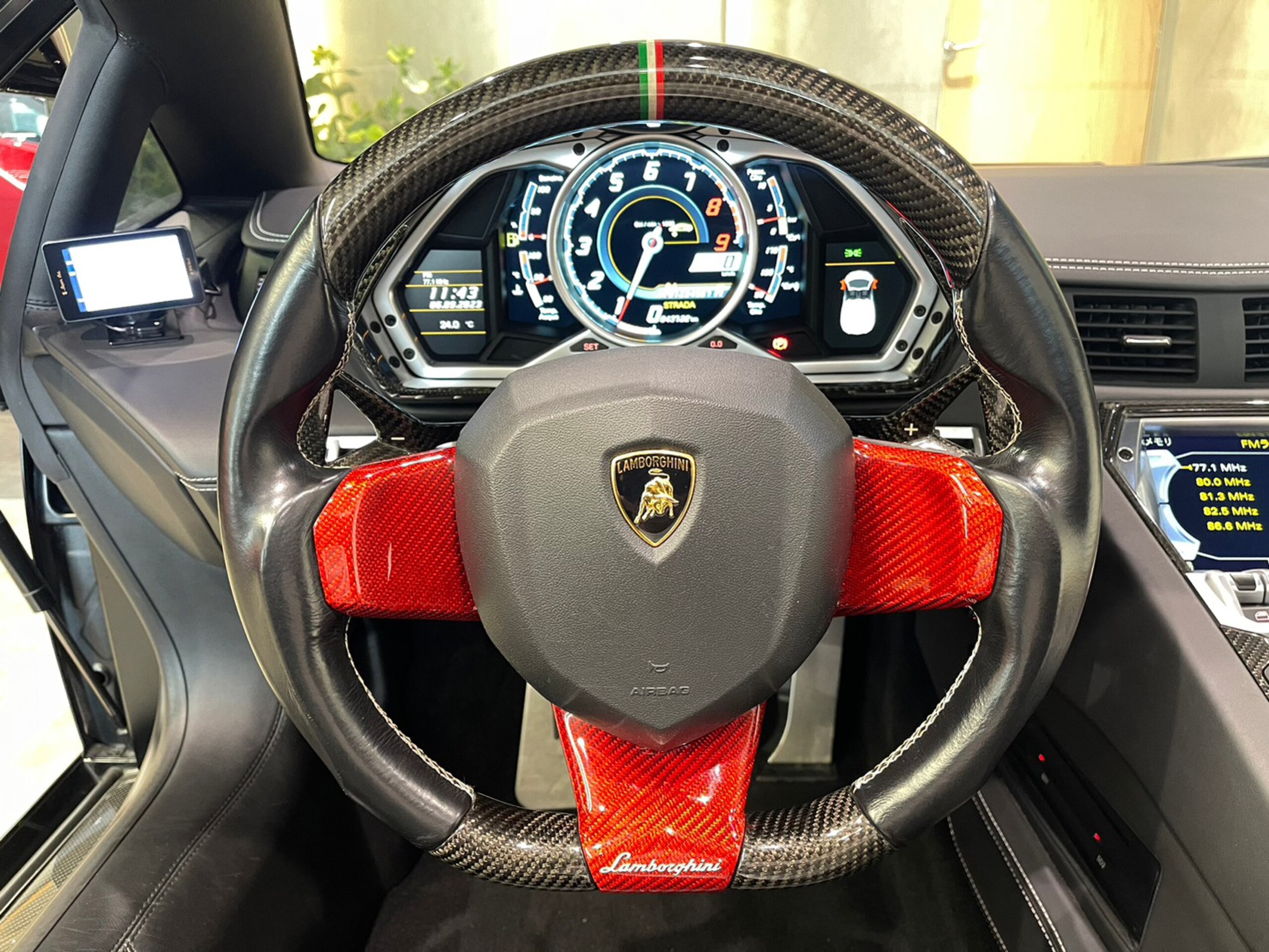 2015 Lamborghini Aventador Roadster — Photo 8 / 20