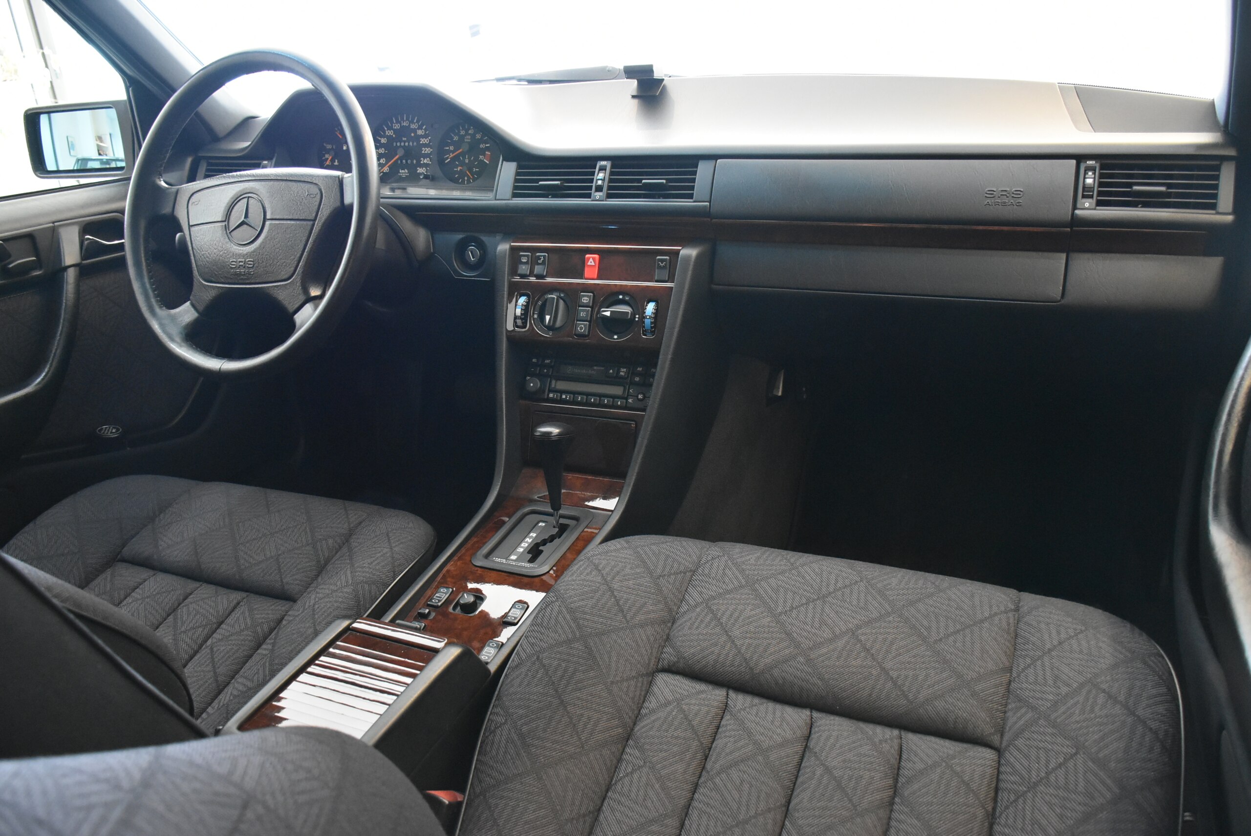 1995 Mercedes Benz E320 — Photo 7 / 14