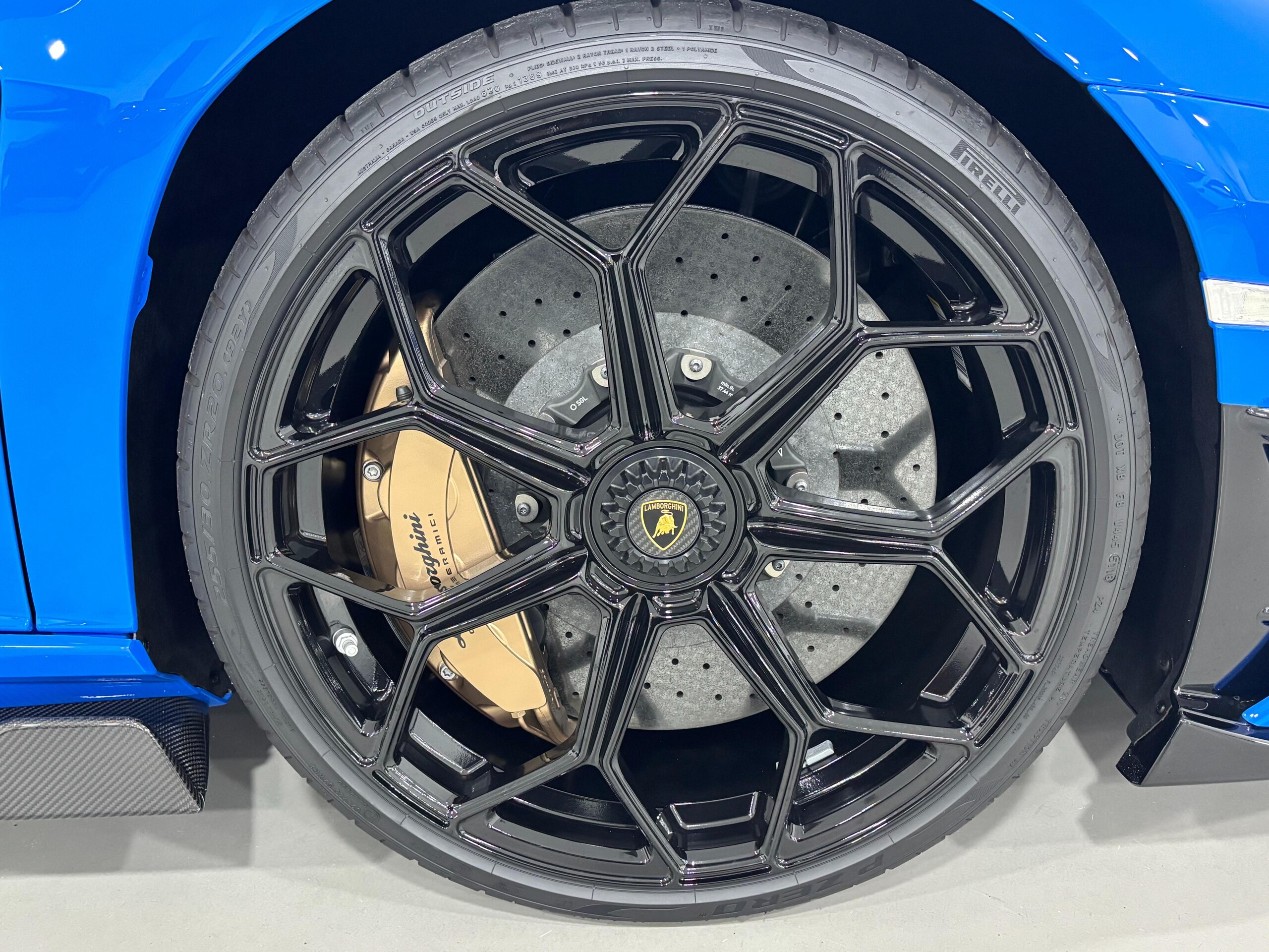 2019 Lamborghini Aventador SVJ — Photo 19 / 21