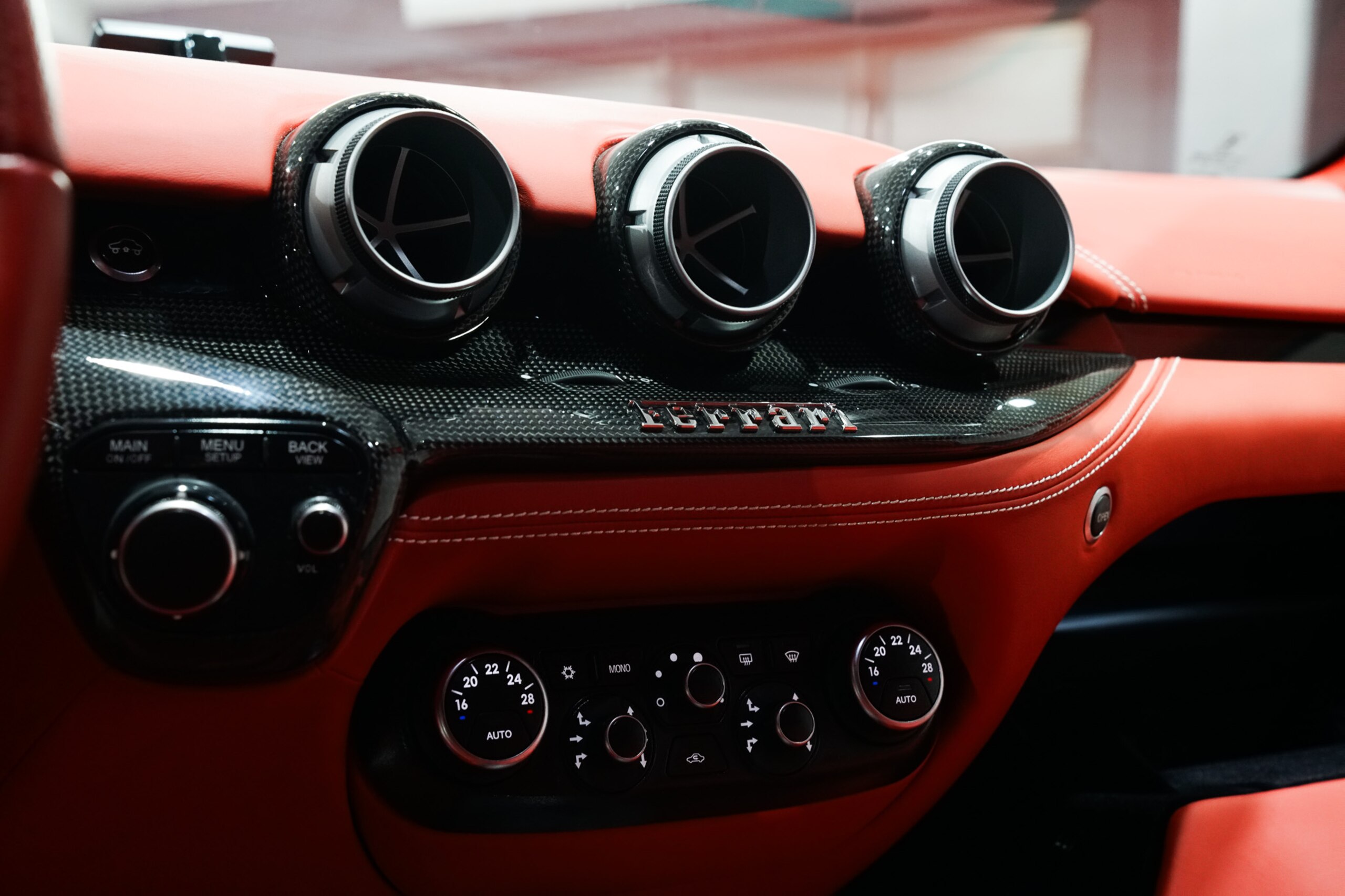 2013 Ferrari F12 Berlinetta — Photo 9 / 15